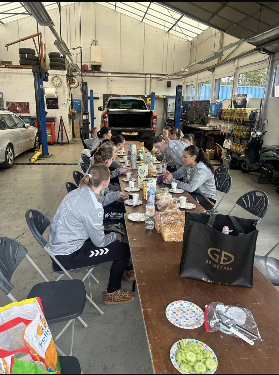 rbroeck10's tweet photo. Kampioenspoule bereikt, 2 knappe overwinningen.
Net geluncht bij De Garage
Nu nog 1 laatste wedstrijd en dan voorbereiden op morgen
#meiden #handbal #aalsmeer #ambitie https://t.co/WEFebEHDXA