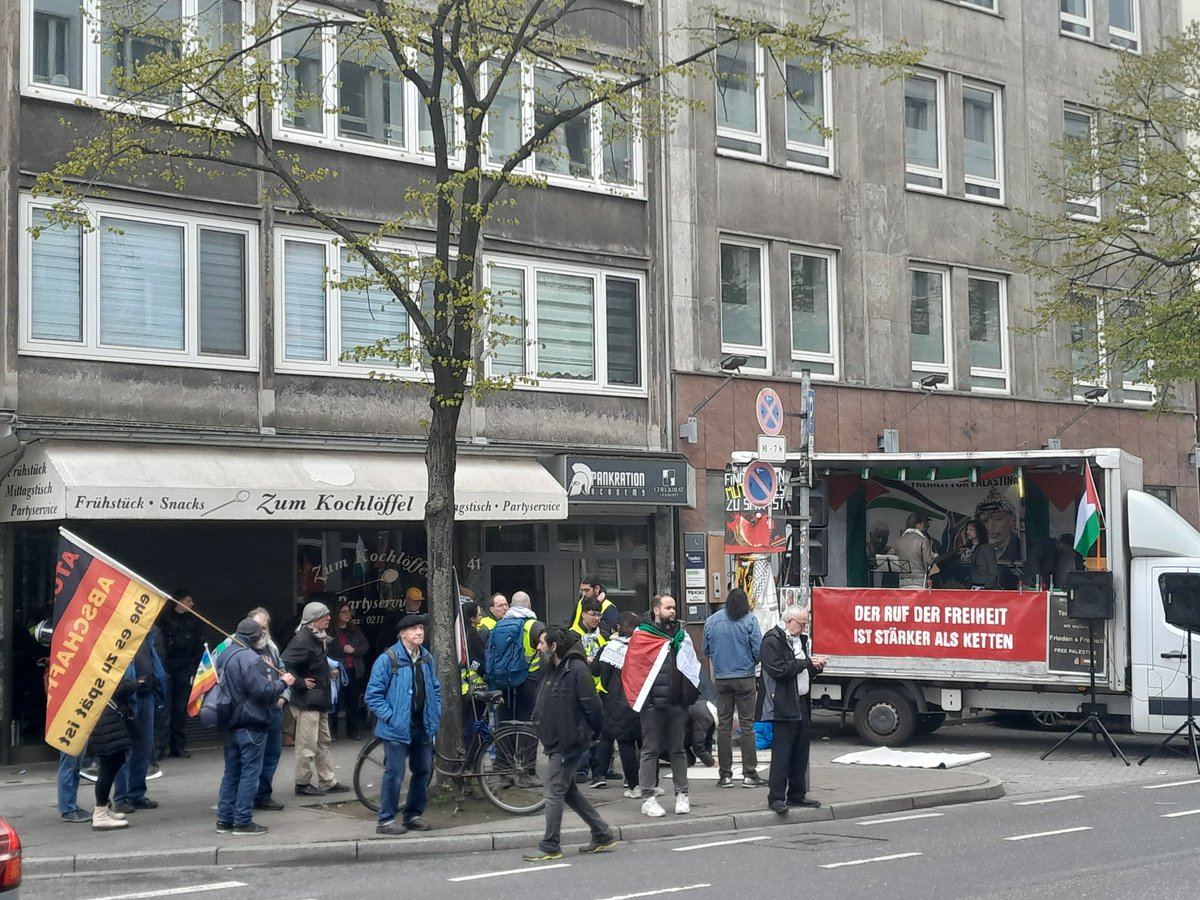 reclaimrosalux1's tweet photo. #Düsseldorf

Bisher wenig los; auf der "Friedensdemo" wird eine Fahne der Islamischen Republik Iran gehisst. UtopiaTV und nun auch Weichreite sind bereits da - dieser #Ostermarsch muss besonders sein. #dus0404 https://t.co/reoa6WL8uE