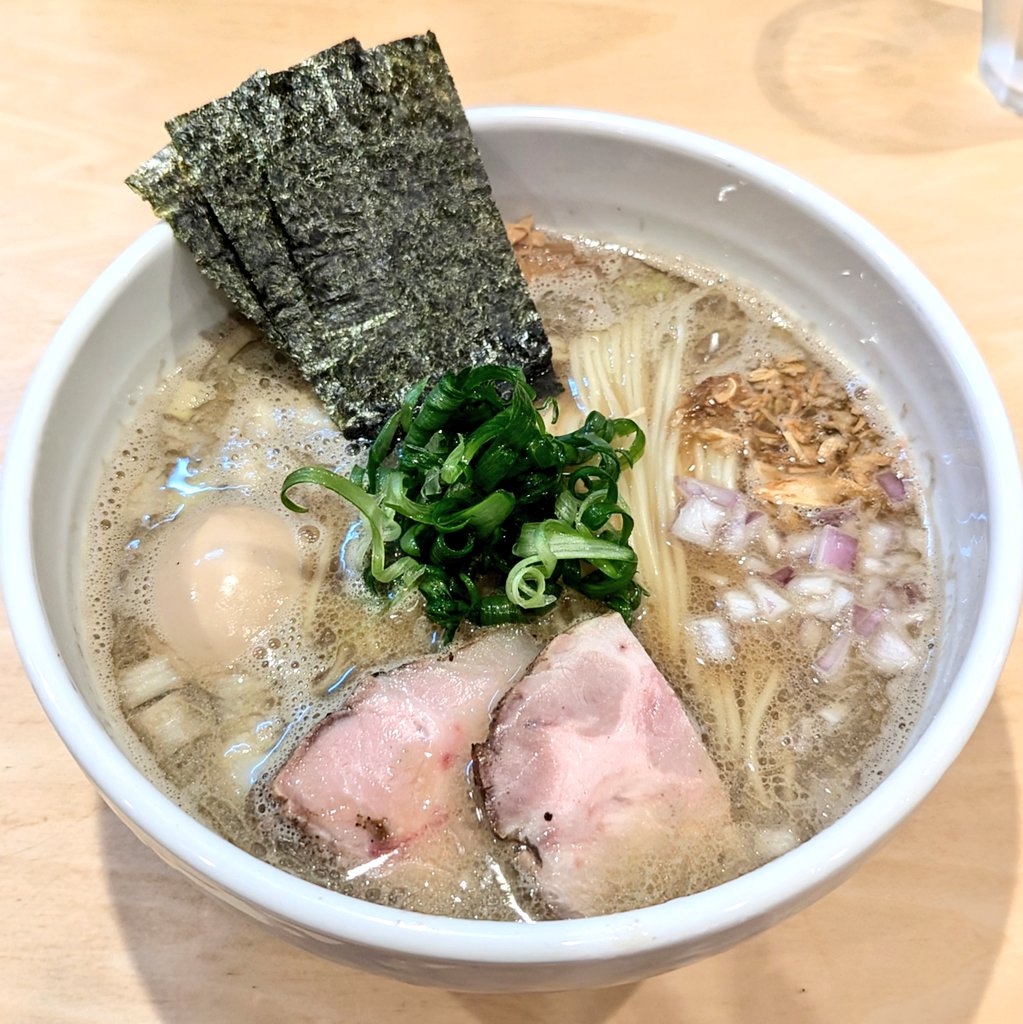 麺庭つむぎ@南林間
【限定】濁り煮干しらーめん〈醤油〉大盛り
TP 味玉
濁っている煮干しって好みなんだよなぁ～🤤💕
グイグイ煮干しが押し寄せるのに品のある余韻を感じるのは流石のつむぎさん⤴️
計算し尽くされたかのようなツル喉越しの自家製麺✨
KKしたのにもう塩も食べたくてめっちゃサイコー‼️🙆