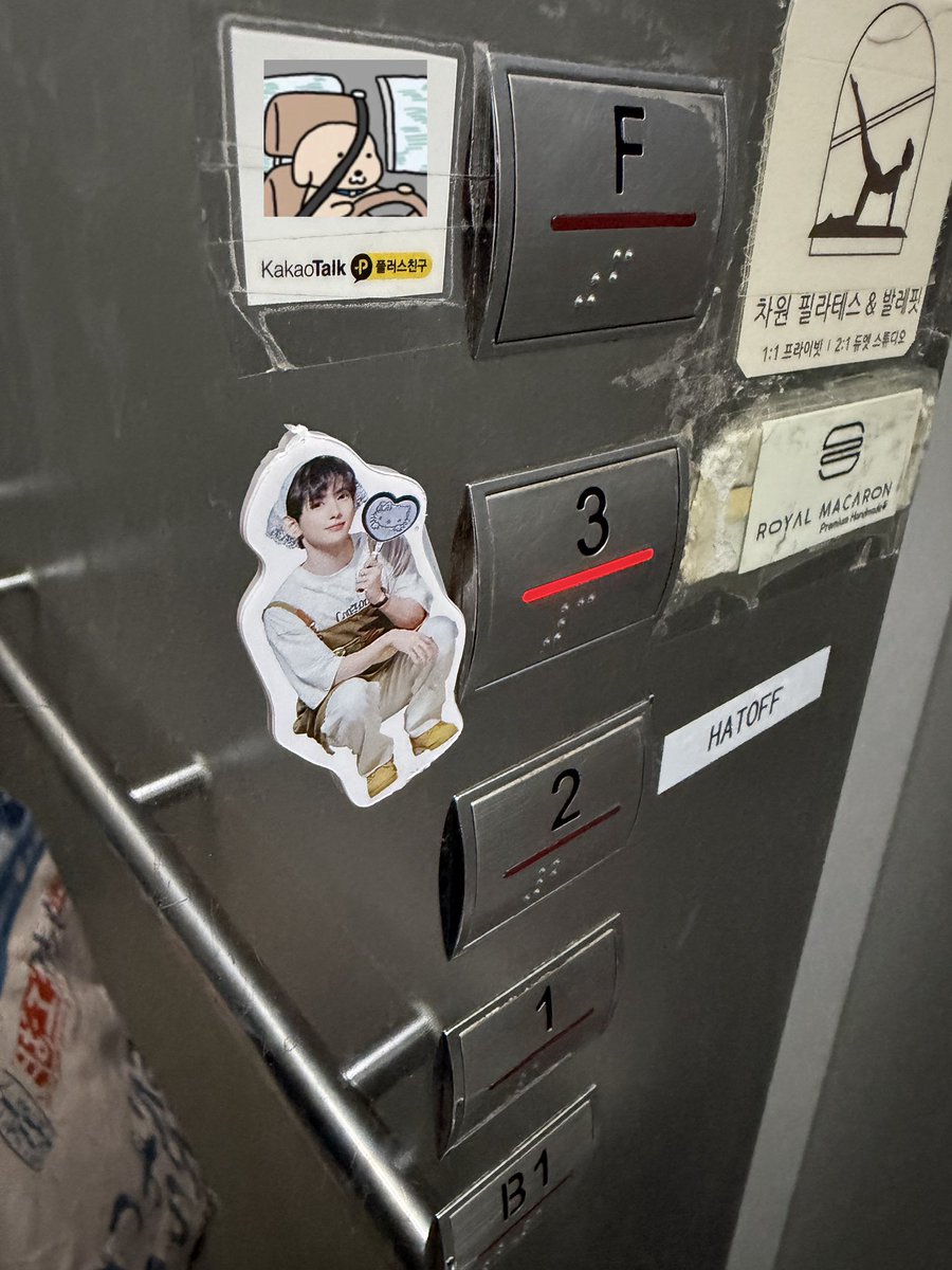 오늘은 생카에 갔을때 준 선물을 너무 예쁨~
사진도 너무 잘 생겼네>~<
마카롱도 맛있게 먹었습니다!!!
생카는 준비해줘서 감사합니다!!
고생많았어요!!!
생일축하해웅>~<
웅이가 항상 예뻐서 걱정말고 달려라!!
#오늘은_웅이와_행복한하루