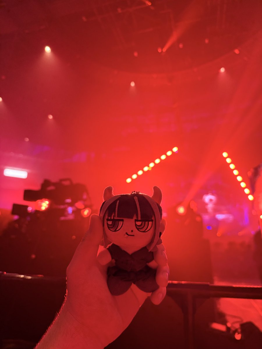 TIM11422's tweet photo. #ゾンクラ 初めてこんなに前列、T台の一番前でACAが登場したのを見て、本当に嬉しかったです！次も絶対来ます。ACAは本当に可愛いです!!!! https://t.co/AjNYR5cFpa