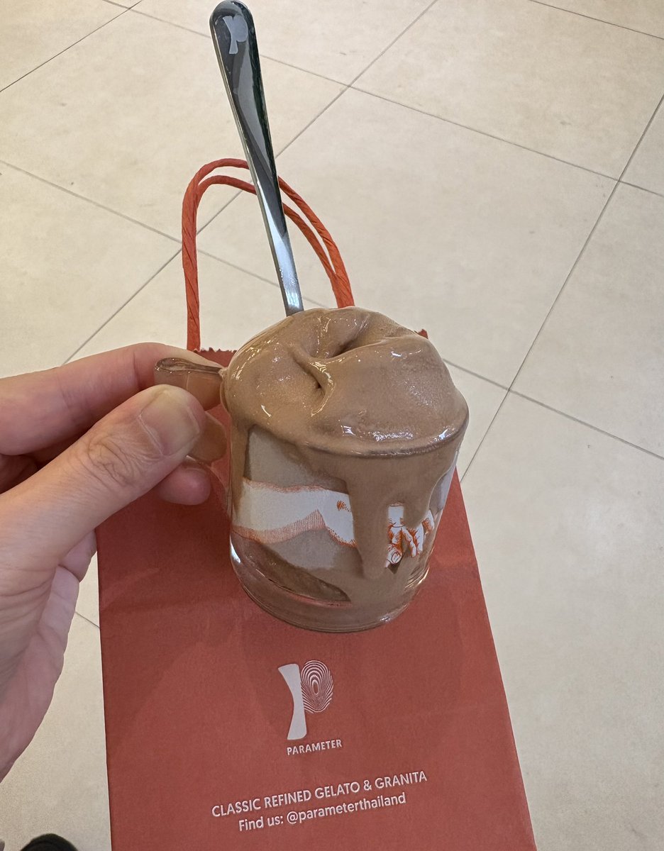2_sursul's tweet photo. 行列してるな〜ってる眺めてたgelato屋さん、今日は誘ってもらって行列の仲間入りしてきました！Kritさんに作って(?)もらったよ〜練り練りしてる間に少しおしゃべりもしてもらって、楽しかった！

 #Parameter
 #ParameterGelato
 #ClassicRefinedGelato https://t.co/NkRJoHvMJ5