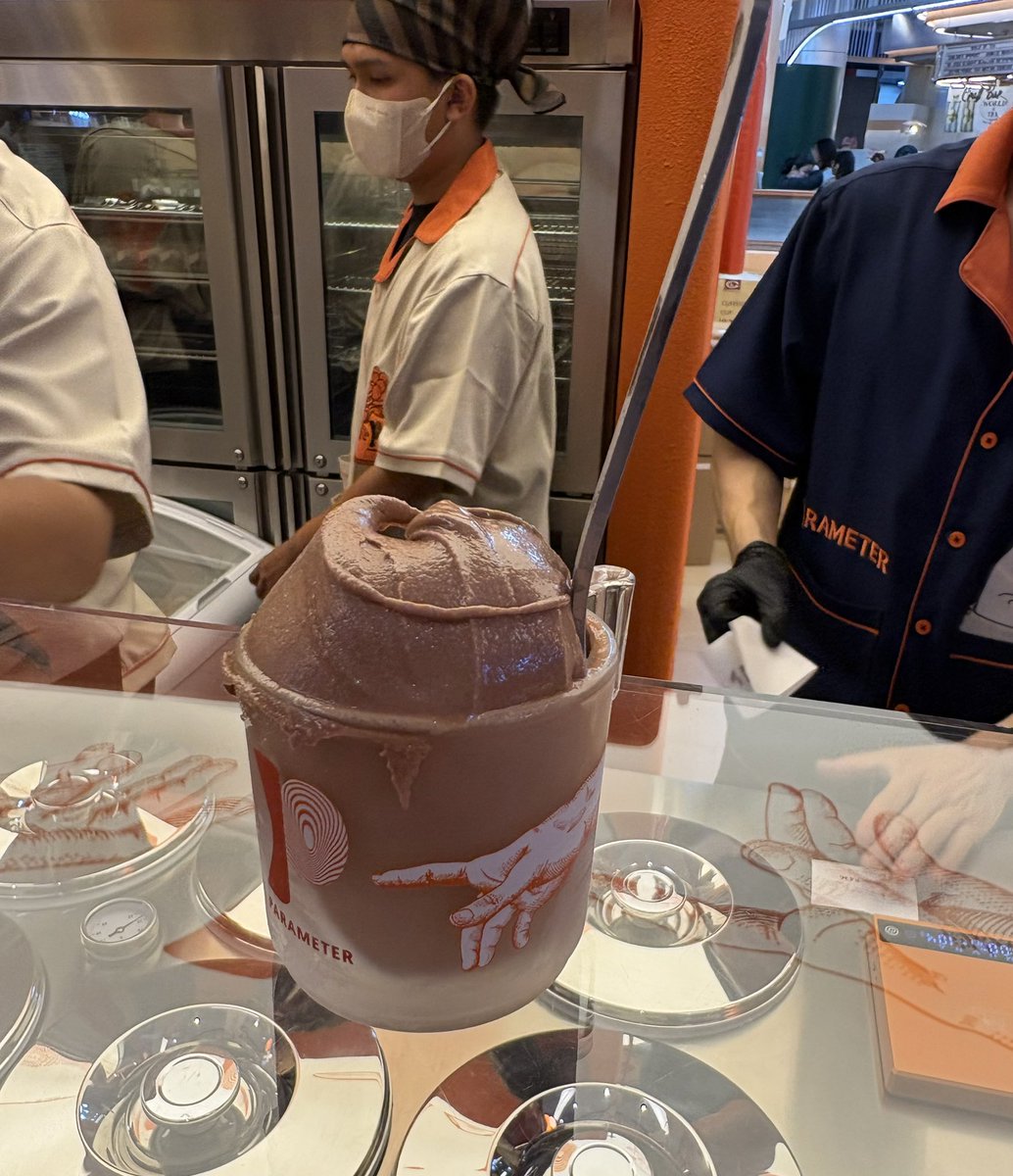2_sursul's tweet photo. 行列してるな〜ってる眺めてたgelato屋さん、今日は誘ってもらって行列の仲間入りしてきました！Kritさんに作って(?)もらったよ〜練り練りしてる間に少しおしゃべりもしてもらって、楽しかった！

 #Parameter
 #ParameterGelato
 #ClassicRefinedGelato https://t.co/NkRJoHvMJ5