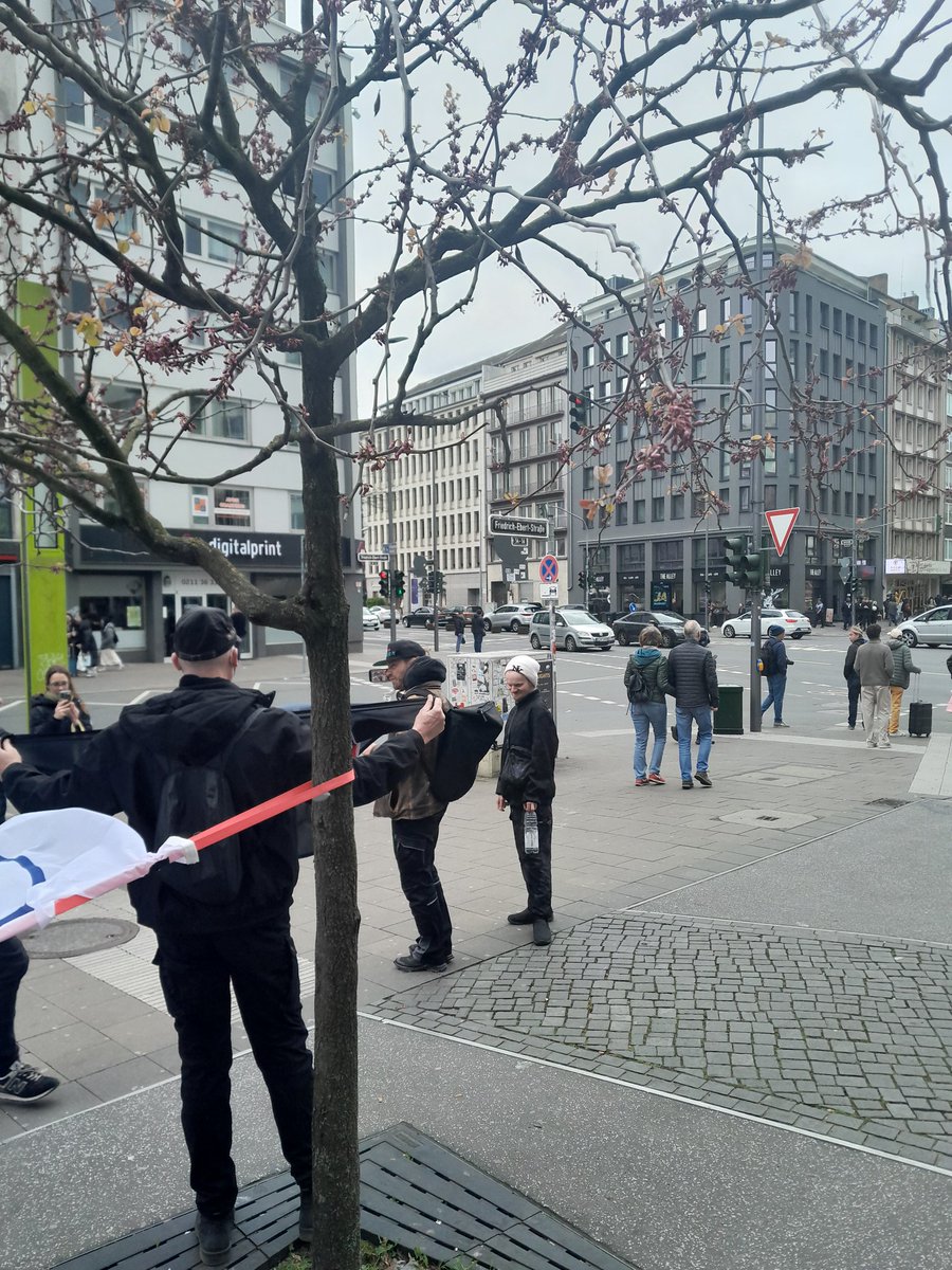 #Düsseldorf

Bisher wenig los; auf der "Friedensdemo" wird eine Fahne der Islamischen Republik Iran gehisst. UtopiaTV und nun auch Weichreite sind bereits da - dieser #Ostermarsch muss besonders sein. #dus0404