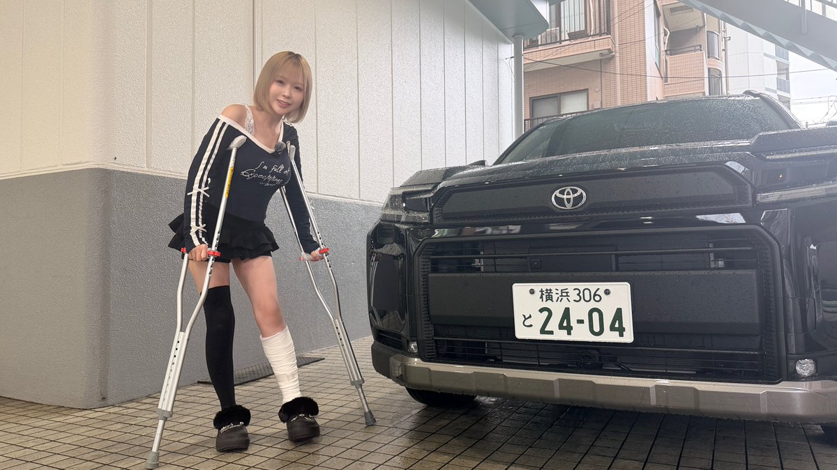 yomichiyuki's tweet photo. みんな…夜道に気をつけて…（物理）
足が不自由でもRAV4のラゲッジの広さとワンタッチ開閉には助けられました🙏
松葉杖が余裕で入る収納力、ガチで検証してます。笑
絶対見てね！❤️

動画はこちら：https://t.co/dKhJUS8Lff

#新型RAV4 #トヨタ https://t.co/LSksfB6qqr