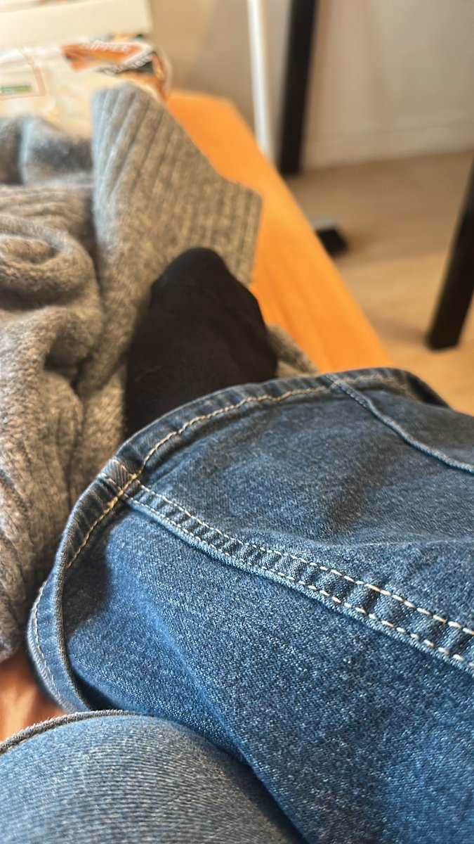 m1s4k1_m31's tweet photo. Un clebs ou un fétichiste capable de m’envoyer 5€ pour manger ce soir ? 

#pied #pieds #feet #fetichist #fétichiste #soumis #chien https://t.co/AFpykH5o4C