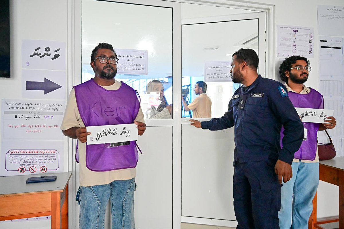 Mihaarunews's tweet photo. ފަހެއް ޖެހުމާ އެކު ވޯޓު ކިއުތައް ބަންދުކުރަން މިހާރު ވަނީ ފަށައިފައި.

📸: ނިޝާން އަލީ | މިހާރު https://t.co/DRbW7HJscK