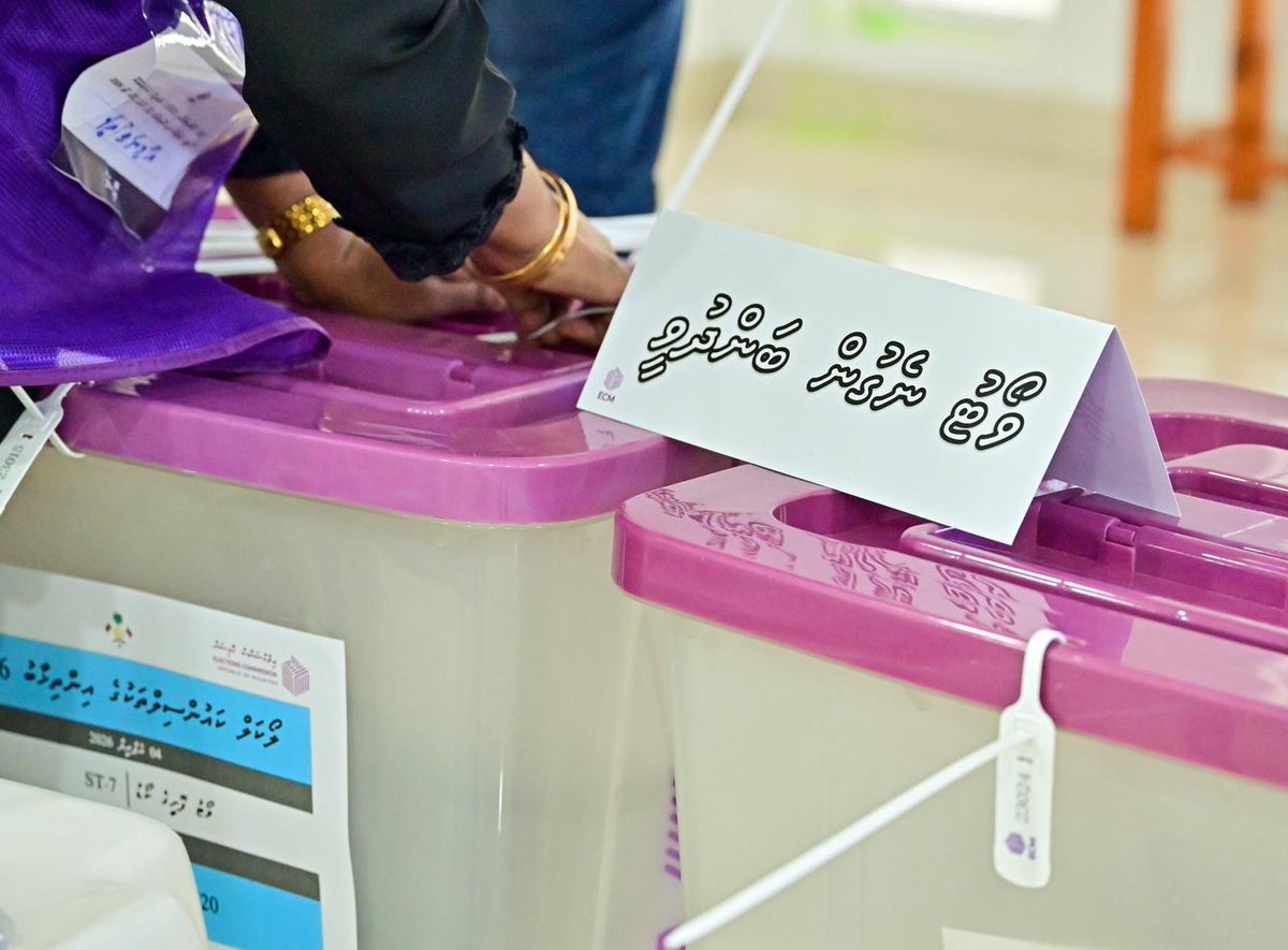 Mihaarunews's tweet photo. ފަހެއް ޖެހުމާ އެކު ވޯޓު ކިއުތައް ބަންދުކުރަން މިހާރު ވަނީ ފަށައިފައި.

📸: ނިޝާން އަލީ | މިހާރު https://t.co/DRbW7HJscK
