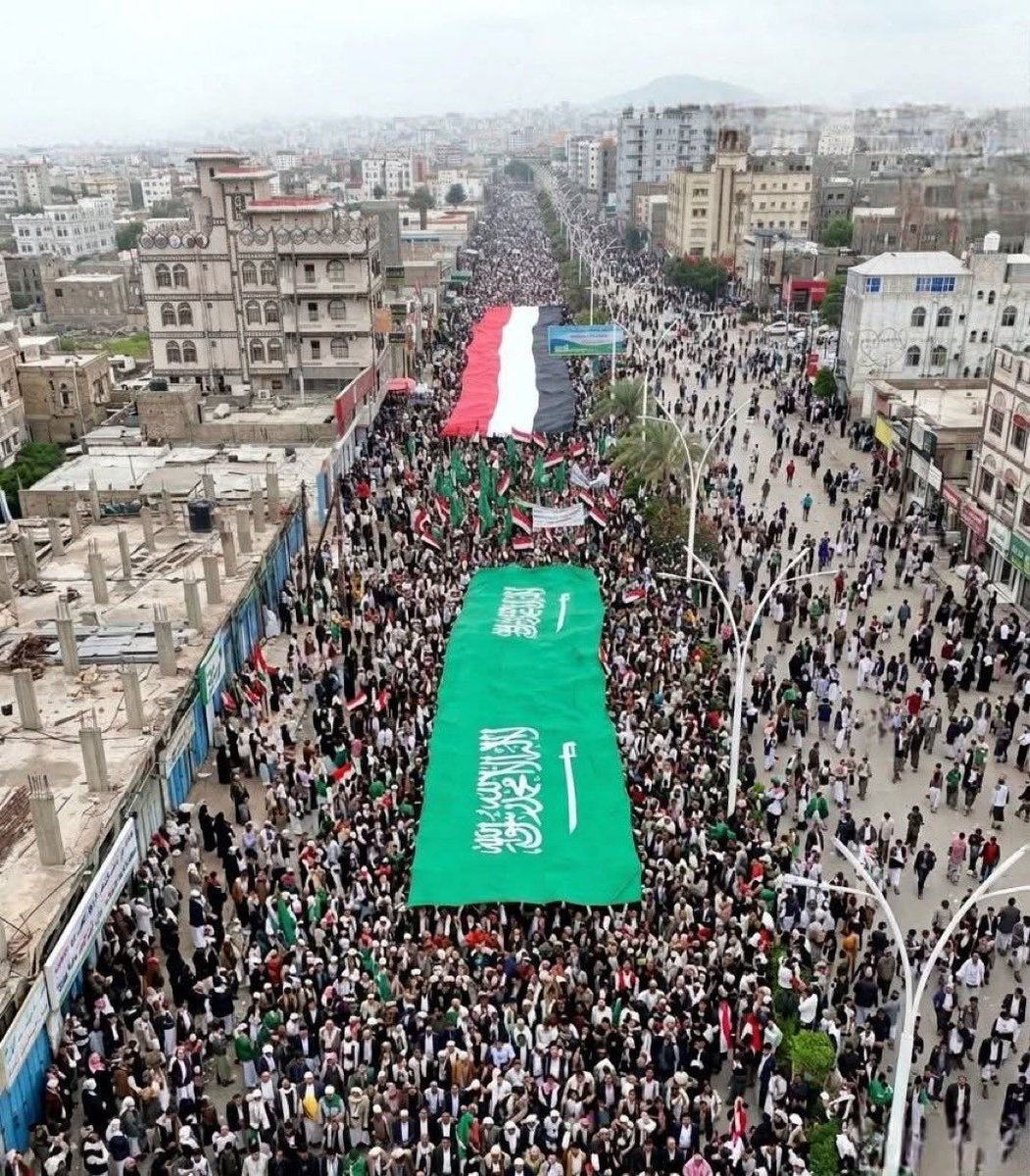 naife_albakry's tweet photo. الحشود الجماهيرية التي شهدتها المحافظات اليمنية، من مأرب وتعز إلى المكلا وسيئون والمهرة والمخا وغيرها من المدن، لم تكن مجرد تظاهرات عابرة، بل لوحة وطنية نابضة بالحياة، عكست أصالة هذا الشعب وعمق انتمائه العربي، وروح الوفاء التي يحملها في وجدانه. 
لقد خرج اليمنيون رجالاً ونساءً، شيباً وشباباً، ليعبّروا بصوتٍ واحد عن موقف راسخ لا يتزعزع، موقف يؤكد وقوفهم الصادق إلى جانب المملكة العربية السعودية ودول الخليج العربي والأردن، ورفضهم القاطع لكل محاولات العبث بأمنهم واستقرارهم.

هذا المشهد الجماهيري الكبير لم يكن وليد لحظة، بل هو امتداد لتاريخ طويل من الأخوة الصادقة والمواقف المشرفة، حيث يدرك اليمنيون جيداً من وقف معهم في أحلك الظروف، ومن مدّ لهم يد العون سياسياً وإنسانياً وتنموياً دون تردد. لذلك جاء هذا الخروج الشعبي كرسالة وفاء صادقة، تعكس تقدير شعبٍ لا ينسى، وتؤكد أن العلاقات الأخوية ليست شعارات، بل مواقف تُترجم على أرض الواقع في أوقات الشدة.

والمملكة العربية السعودية، قيادةً وشعباً، كانت ولا تزال في طليعة الداعمين لليمن، حاضرةً في كل منعطف، وسنداً ثابتاً في مواجهة التحديات. وقد شكّلت مواقفها امتداداً لنهجٍ راسخ يقوم على الأخوة الصادقة والمسؤولية المشتركة تجاه أمن المنطقة واستقرارها.

كما أن هذا الزخم الشعبي الواسع يحمل في طياته رسالة سياسية واضحة، مفادها أن اليمن، بكل مكوناته ومدنه، يقف صفاً واحداً في مواجهة التهديدات التي تستهدفه وتستهدف محيطه العربي، وأن أمنه مرتبط بأمن أشقائه، ومصيره من مصيرهم. رسالة تؤكد أن اليمنيين، وهم يستحضرون حجم التحديات، يجددون عهدهم بالوقوف مع أشقائهم، ويؤمنون أن معركة الأمن والاستقرار هي معركة مشتركة، وأن الوفاء يُردّ بالوفاء، والدعم يُقابل بالتقدير الصادق، وأن هذا الترابط سيبقى راسخاً مهما تعاظمت التحديات.

حفظ الله اليمن وشعبه واشقائه.