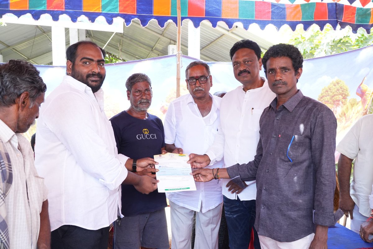 MuppidiOfficial's tweet image. గ్రామానికి చెందిన మాదాసు రోస్లీ గారికి రూ. 1,00,000/- మరియు దొడ్డిగర్ల శ్రీను గారికి రూ. 37,100/- విలువ గల చెక్కులను అందజేశాను. అవసర సమయంలో ప్రజలకు ఆర్థిక సహాయం అందిస్తూ ముఖ్యమంత్రి సహాయనిధి ఎంతోమందికి ఆదరణగా నిలుస్తోంది.

#MuppidiVenkateswaraRao
#KovvurMLA 
#CMReliefFund