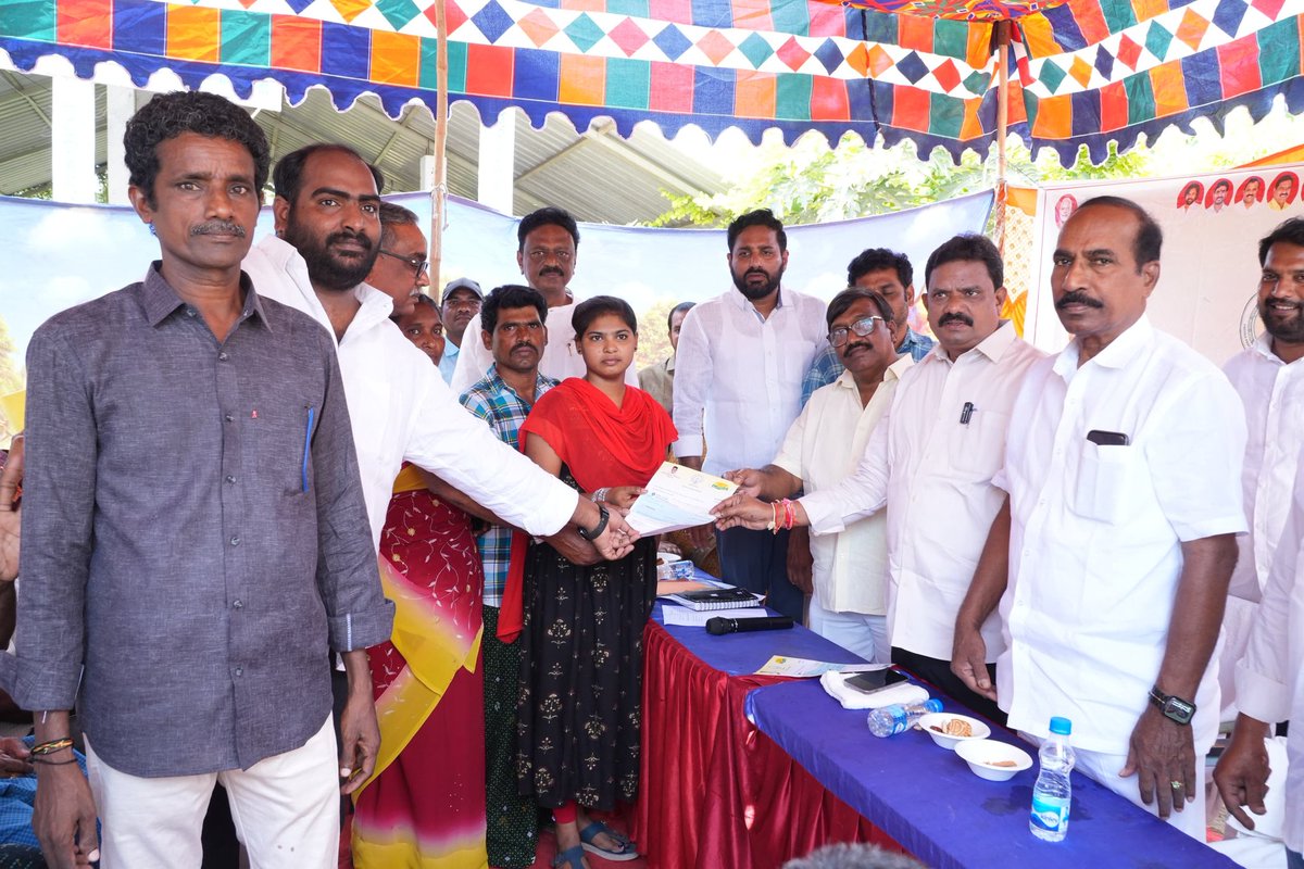 MuppidiOfficial's tweet image. గ్రామానికి చెందిన మాదాసు రోస్లీ గారికి రూ. 1,00,000/- మరియు దొడ్డిగర్ల శ్రీను గారికి రూ. 37,100/- విలువ గల చెక్కులను అందజేశాను. అవసర సమయంలో ప్రజలకు ఆర్థిక సహాయం అందిస్తూ ముఖ్యమంత్రి సహాయనిధి ఎంతోమందికి ఆదరణగా నిలుస్తోంది.

#MuppidiVenkateswaraRao
#KovvurMLA 
#CMReliefFund