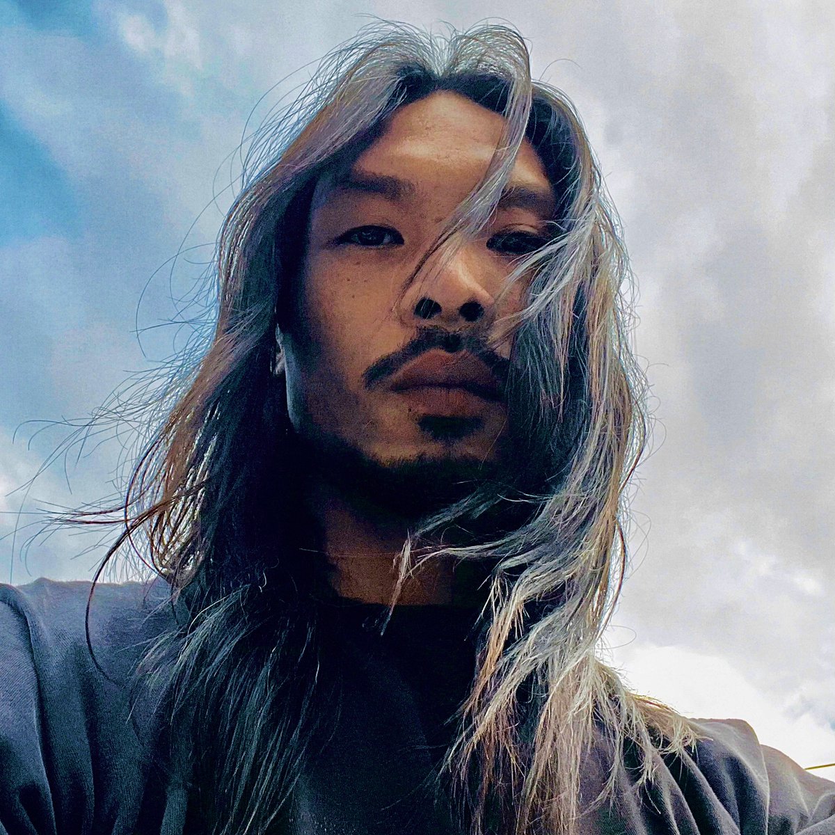 French_Summers's tweet photo. i stopped getting haircuts right before the covid shutdowns &amp; just let it flow ever since. having long or short hair hasn’t changed anything really. https://t.co/kYMwQ81czs