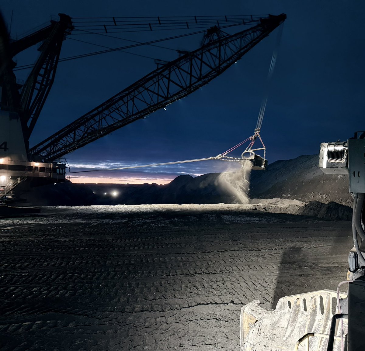 Dividend_Miner's tweet image. First night shift in the books 🌙
3 more to go.

Steel, dirt, and discipline👷🏻‍♂️
This is where the grind happens. ⛏️
Coal Keeps the lights on💡

#CoalMiner #NightShift