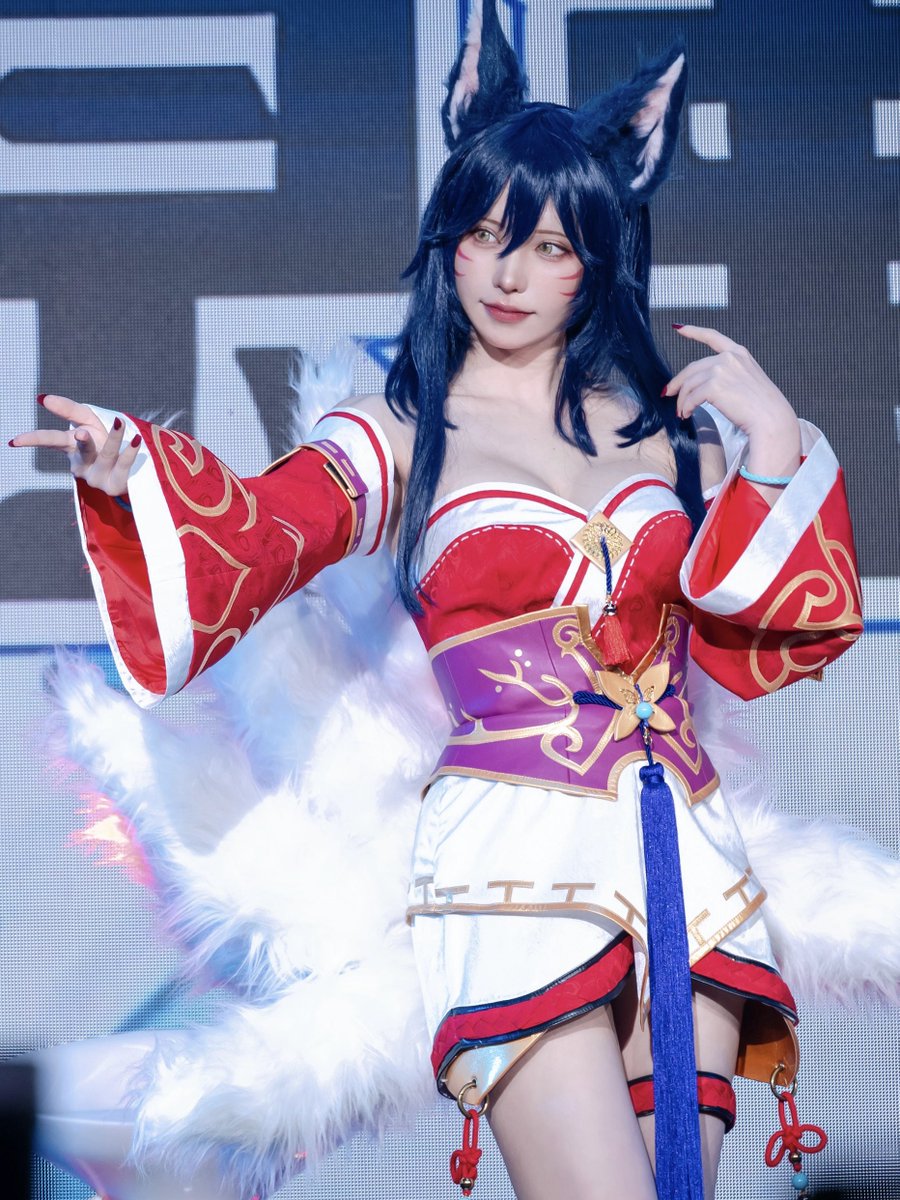 えなこ tweet media