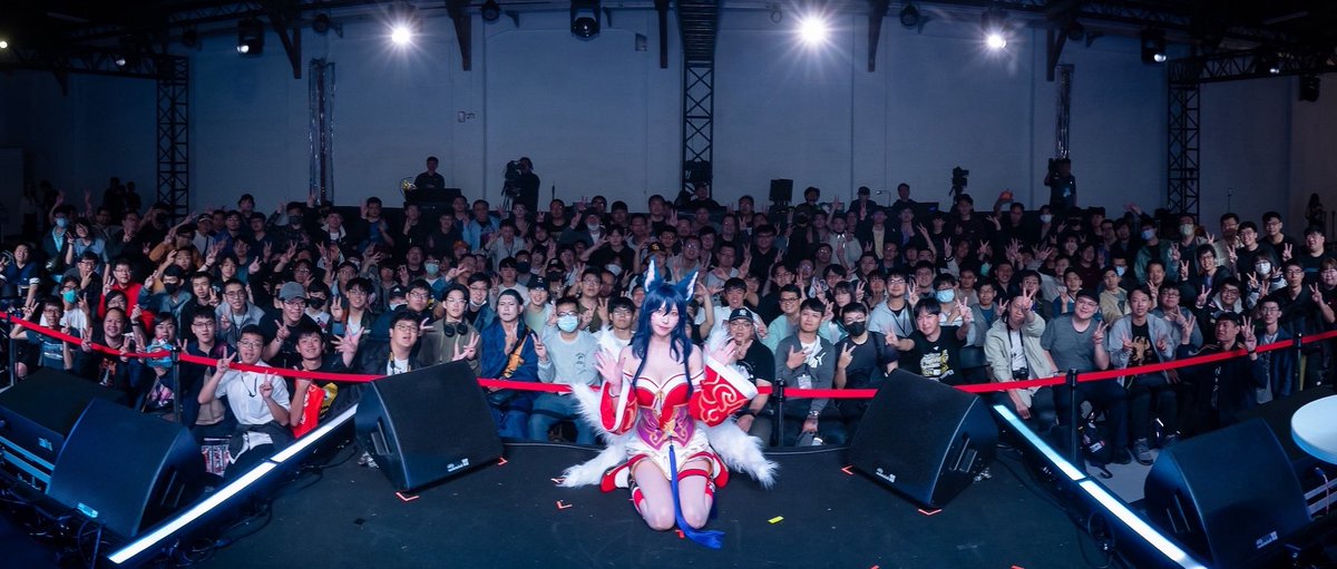 えなこ tweet media