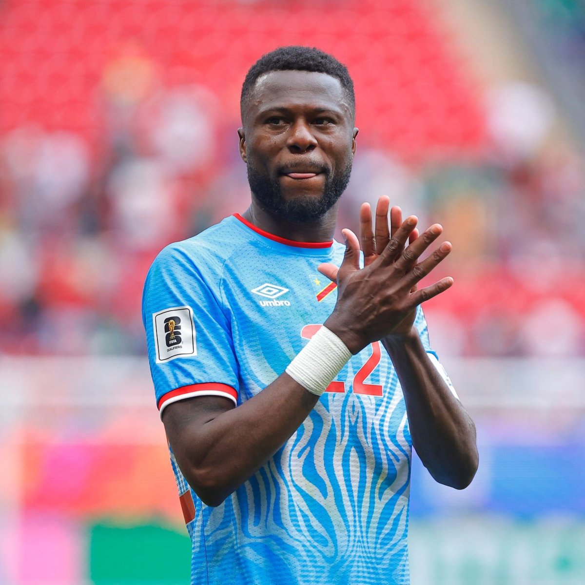 TouchlineX's tweet photo. 🚨 𝗝𝗨𝗦𝗧 𝗜𝗡: Chancel Mbemba is stuck in DR Congo after the international break. He is being kept for a presidential ceremony in Kinshasa after they qualified for the World Cup.

Lille have filed a complaint to FIFA as they face Lens in the derby this weekend, which the player will be unable to play.

— @lequipe
