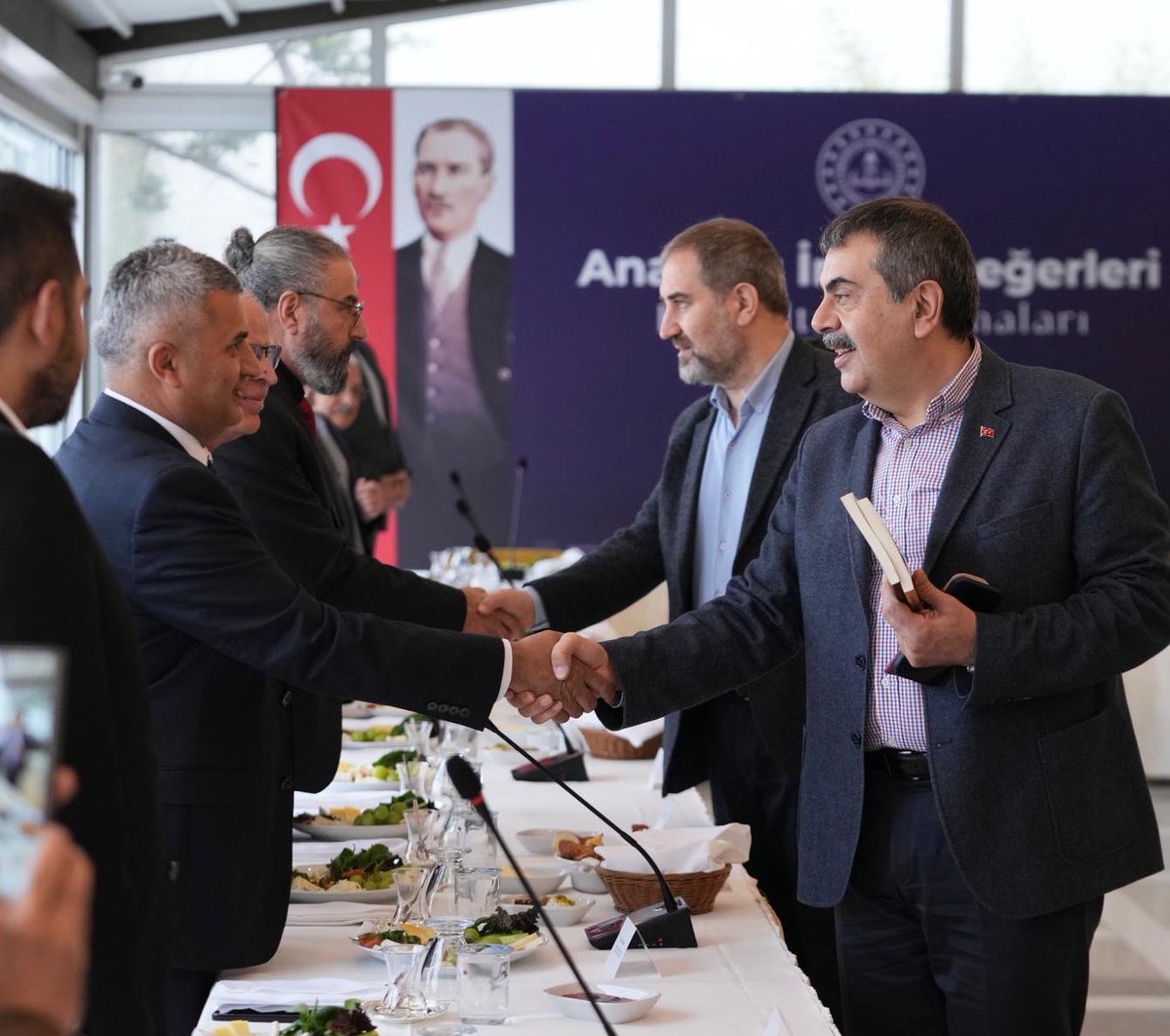Yusuf__Tekin's tweet photo. 📍 İstanbul

Anadolu İrfanı Değerleri Kahvaltı Buluşmaları’nda kıymetli sivil toplum temsilcilerimizle bir araya geldik.

Anadolu irfanı, insanı merkeze alan, hakkaniyeti gözeten, gönül ile aklı aynı hakikat ikliminde buluşturan güçlü bir birikimi nesilden nesle taşımıştır.

AK Parti, Sayın Cumhurbaşkanımızın liderliğinde bu yola çıkarken Türkiye’de demokrasiyi, insan haklarını ve yasaksız bir Türkiye idealini bütün politika uygulamalarının odağına yerleştirmiş, çalışmalarını da bu anlayışla şekillendirmiştir.

Millî Eğitim Bakanlığı olarak biz de Türkiye Yüzyılı Maarif Modeli’ni kurgularken, çocuklarımızın ve gençlerimizin bu ülkenin inanç, kültür ve medeniyet birikimini daha kapsamlı bir dikkatle tanımasını esas aldık, bugün de aynı istikameti koruyoruz.

Bu vesileyle, programımıza teşrif eden tüm katılımcılara ve programın hazırlanmasında emeği geçen herkese teşekkür ediyorum.