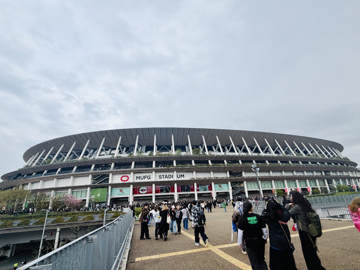 shhjpf2's tweet photo. 今日はワンオク× UVERworld！国立競技場！
どっちもやばくて、最高に楽しかった！
3時間OVER堪能しました♪
#ONEOKROCK
#UVERworld https://t.co/cmUgYWGxaI
