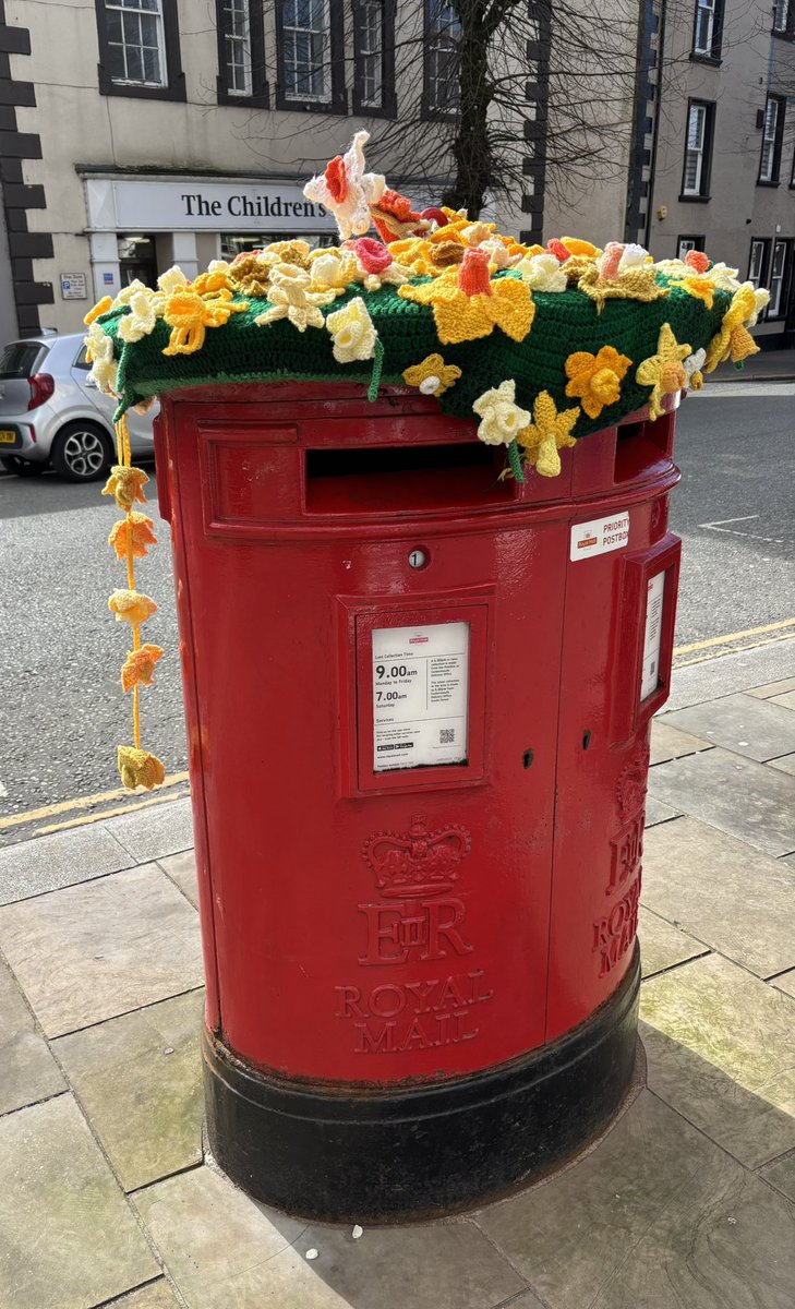 ceadela's tweet photo. A host of golden daffodils, appropriately in Cockermouth, birthplace of WW, for #PostboxSaturday https://t.co/amOFKMCgq5