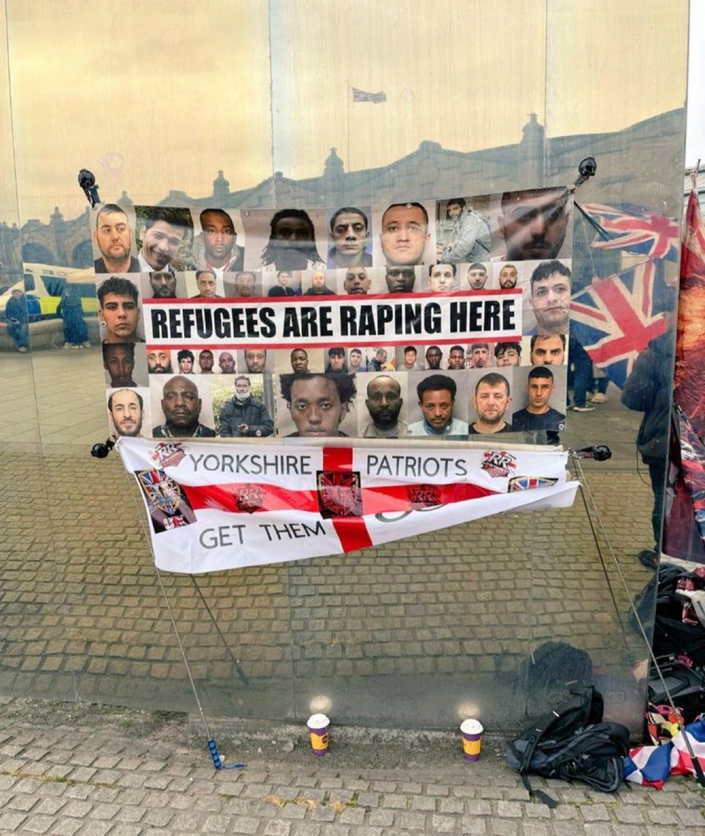 TheFuckingNewsX's tweet image. Patriots protesting  in #Sheffield send a clear message to the left and anyone protecting 'refugees'

The days of being 'tolerant' are over.

Linktr.ee/PatriotNetwork | Bit.ly/checkourstore