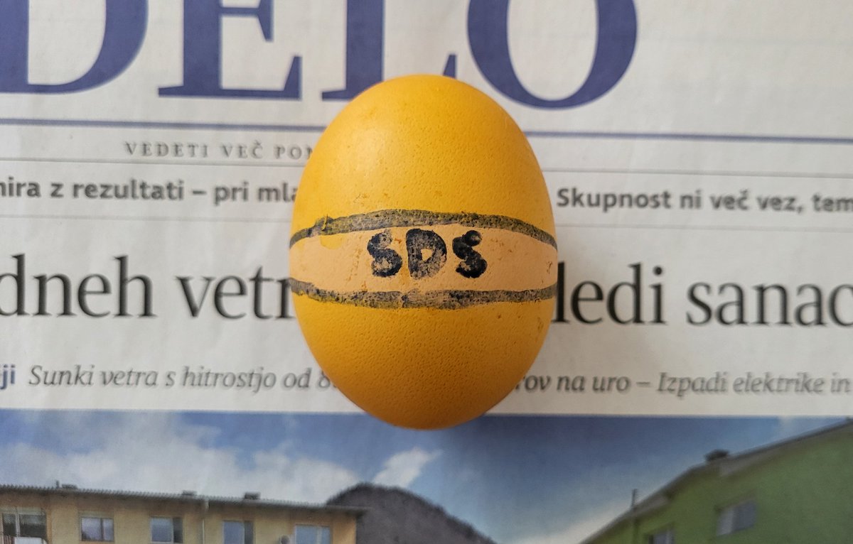 Velika sobota je pri nas dan za družino. Skupaj smo okrasili hišo in pobarvali pirhe. Me je pa ponovno izredno lepo presenetil moj vnuk ki je izdelal pirh v podobi naše stranke SDS. Je rekel da ta je pa za babi. Ponosna! Mladini je jasno, kaj je dobro za našo Slovenijo.