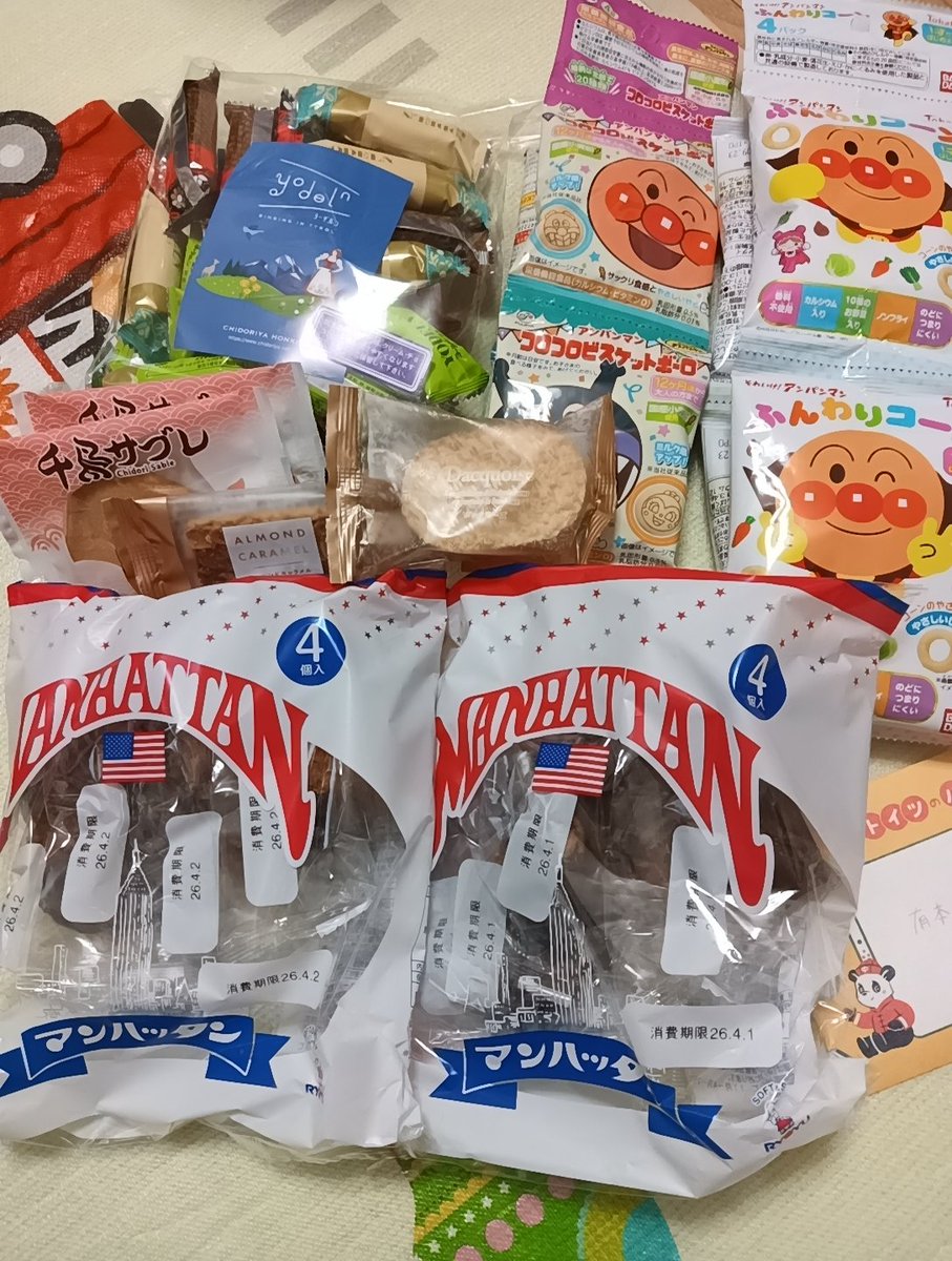 YuArimoto's tweet photo. 先日、蛇の目さん（ @J_natarie ）からいただいた甘味達😍✨
なんと息子用のお菓子まで同封してくださって、お心遣いに大感動でした…！！😭🙏
マンハッタンもたくさんいただけて幸です〜！！1時間ごとに食べたいくらいある🥹💖 https://t.co/4gnG25g0O7