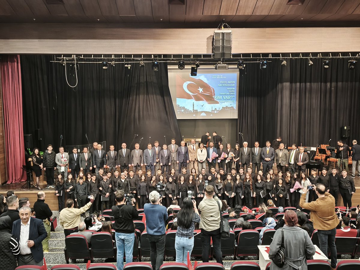 artukluilcemem's tweet photo. "Kim Var?" Sanat Etkinliği Mardin’de Coşkuyla Gerçekleştirildi. 

Millî Eğitim Bakanlığı Ortaöğretim Genel Müdürlüğü koordinesinde hayata geçirilen "Kim Var?" projesi kapsamında ilimizde muhteşem bir müzikal tiyatro düzenlendi. 🎭🎶 https://t.co/Fj8he5Fd1L