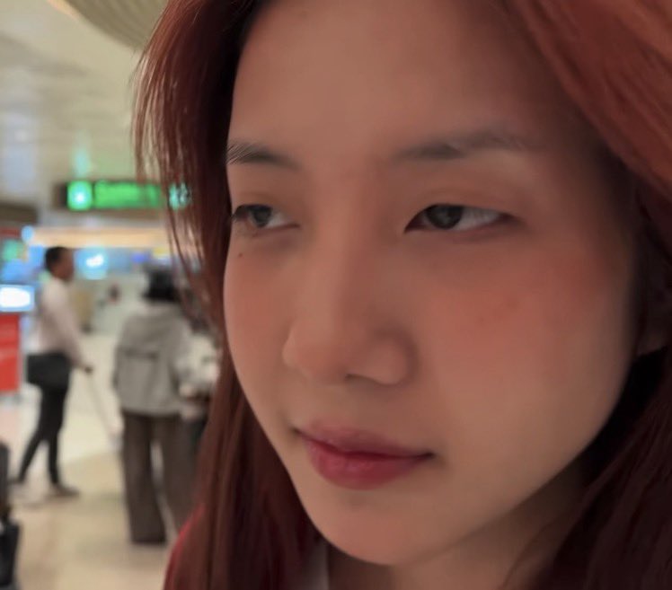 มัวถ่ายอะไร                             มีอะไรแดงกว่าเราอีกหรอ