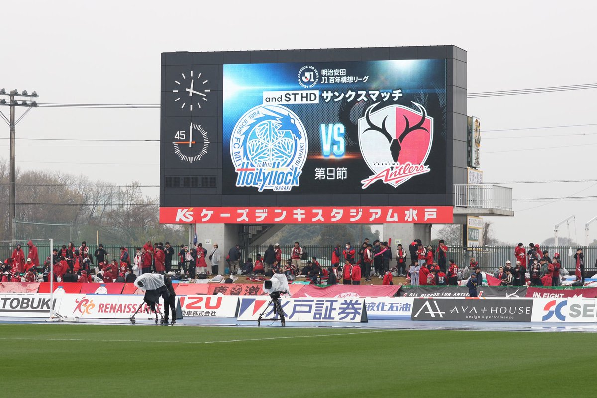 KojimaKoh's tweet photo. 【ダービー勝利。人生は不思議で刺激的だ】

明治安田J1百年構想リーグ
地域リーグラウンド第9節
ホーム vs. 鹿島アントラーズ

1-1 （PK4-2 勝利/勝ち点2獲得）

私たちがJ1昇格後、初めての鹿島アントラーズさんとの対戦。「茨城ダービー」でした。

鹿島アントラーズは国内タイトル21回優勝、アジア制覇の競技面のみならず、ビジネス面でも日本のスポーツ界をけん引してきたクラブであることは皆さんもご存知の通り。

そんなビッグクラブ相手のダービーマッチに今日ピッチに立った選手たちはクラブを代表して勇猛果敢に戦ってくれました。
特に後半退場者を出してからの選手たちの“出力”は感動的でもありました。

90分勝利は最後の最後で逃したもののPK戦でも選手たちの勇気は失われることなく、勝利と勝ち点2を得ることができました。

これまでクラブを様々な形で支えていただいた全ての方々にとってリーグ戦公式戦での「茨城ダービー」は大きな意味を持つゲーム。それを勝利で終えられたこと、本当に良かったです。

私の個人的な話を少しだけ。
私は鹿島アントラーズのホームタウン（鉾田市）の出身で、33年前のJリーグ開幕時は「アントラーズサポーター」でした。強いクラブに魅せられ、スポーツの仕事を選択するきっかけを作ってくれました。

その後、まさか自分が同じ地域のクラブの社長を拝命して、そしてアントラーズとホームスタジアムで対戦する日が来るとは。
そしてスタジアムが歓喜に包まれる日になるとは。

本当に人生は不思議ですね。
そして刺激的ですね。

今日のゲームは私のキャリアにとっても大きな節目になりました。これまで未熟な私を日頃支えていただいた皆さんに感謝を申し上げます。

もちろん今日で満足することなく、今日を新たなきっかけにクラブをさらに強く、逞しく前進をさせていきたいと思います。

また明日からも頑張ります！
水戸ホーリーホックに関わる皆さん、本日はおめでとうございました！

追記:
今日、昨夏に大怪我をした選手が今日久々にピッチに戻ってきました。歩けないような日々から手術、リハビリを経て、今日までの苦労は並大抵のものではなかったと思います。
おめでとう、根本選手。

#水戸ホーリーホック