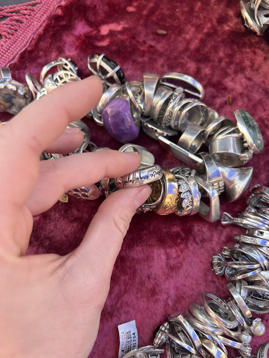 ця вітражниця tweet media