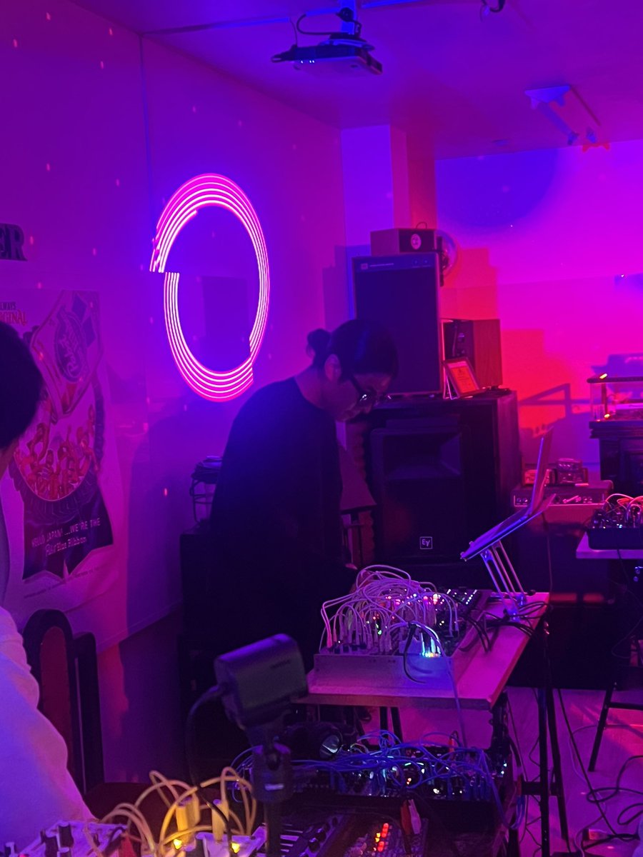 SUIGADOU's tweet photo. モジュラーのライブ観てるなう https://t.co/alxBemuZDN