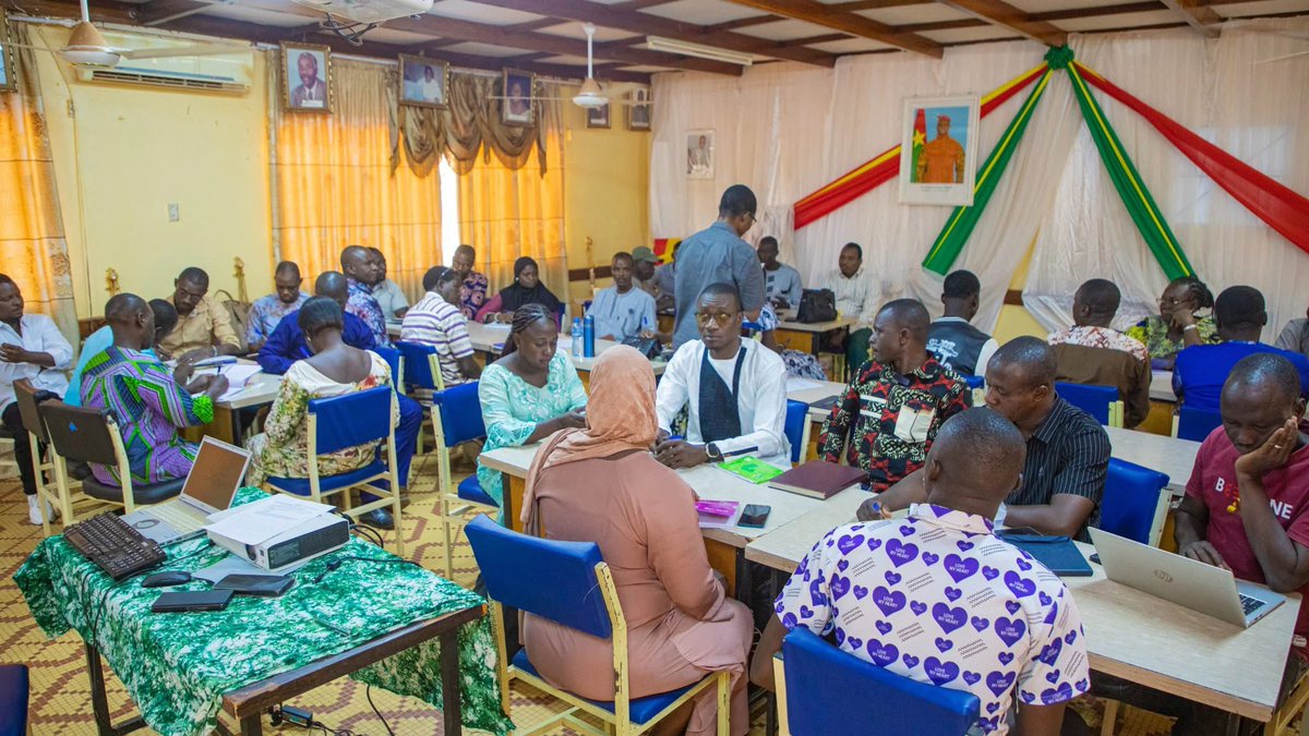 CORAFNews's tweet photo. 🇧🇫 Au #BurkinaFaso, 35 formateurs outillés grâce au projet #RADiUS pour accélérer la transition agroécologique.
Un pas de plus vers des systèmes agricoles durables et résilients.
#Agroécologie #CORAF https://t.co/77VT9tGTBv