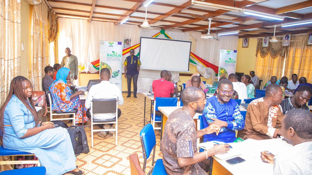 CORAFNews's tweet photo. 🇧🇫 Au #BurkinaFaso, 35 formateurs outillés grâce au projet #RADiUS pour accélérer la transition agroécologique.
Un pas de plus vers des systèmes agricoles durables et résilients.
#Agroécologie #CORAF https://t.co/77VT9tGTBv