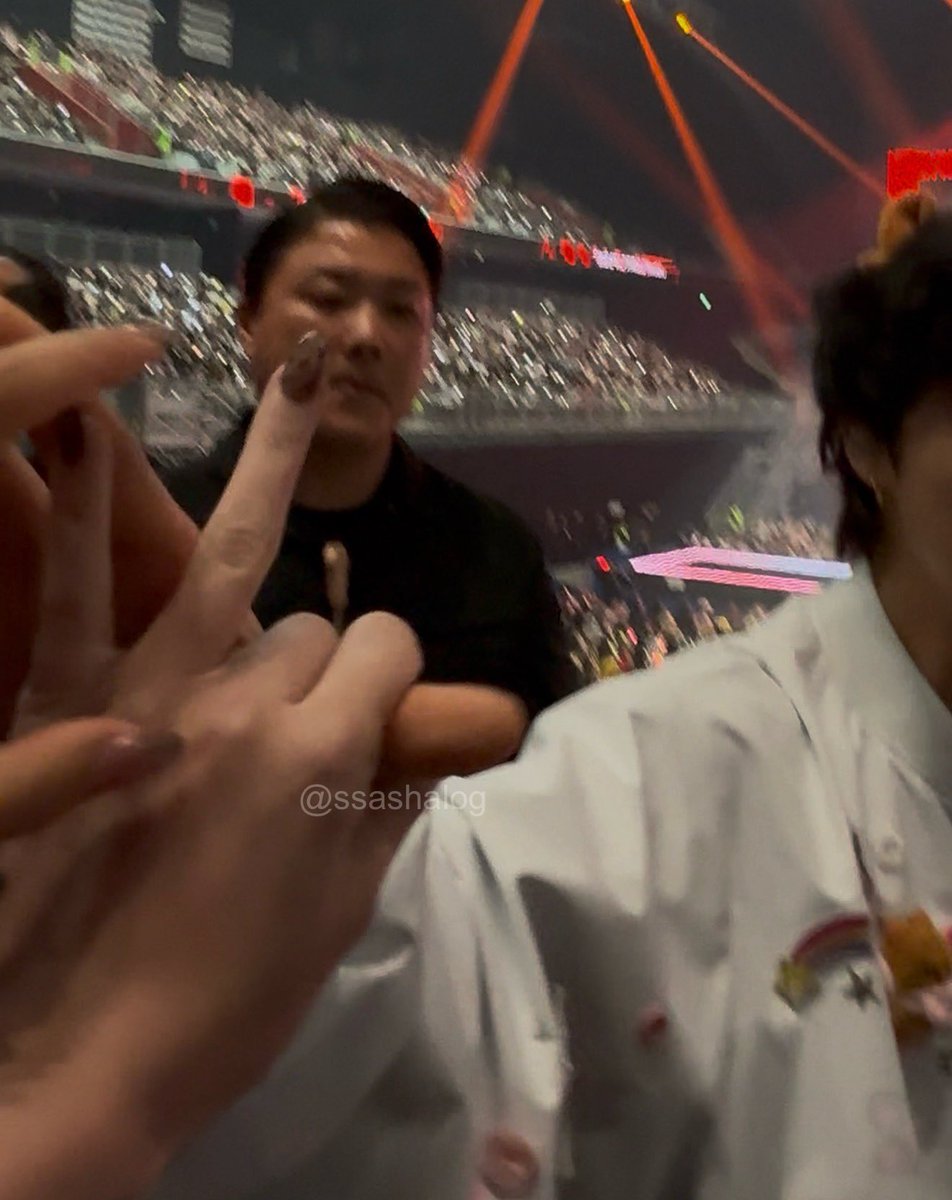 ssashalog's tweet photo. me holding jisungs thumb for whatever reason LMFAOOO #SKZ_6TH_FANMEETING
#STAY_in_Our_Little_House https://t.co/TT3T4NChGb