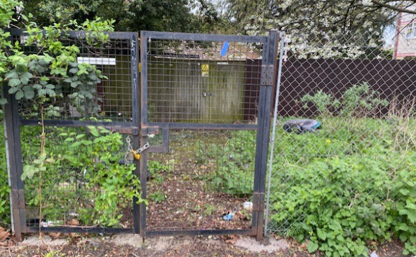 Scaryking's tweet photo. @UKPowerNetworks, noticed that a quantity of rubbish as be dumped outside of the electrical sub-station location reference: Collier Row Lane South TQ 5019 9012 👇 https://t.co/OLLeRbJJvV