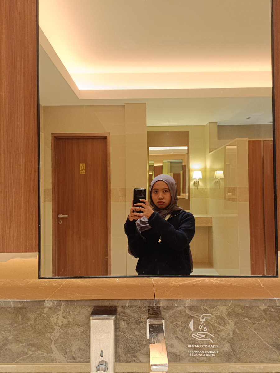 julpaa86's tweet photo. ga di tulungagung g di tuban mau nonton tetap tercepot-cepot dn telat, tpi trnyata di dalem masih iklan jadi lampunya belum dimatiin. https://t.co/8RfrYNK86q