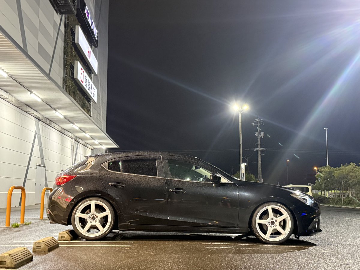 AxelaSport__'s tweet photo. 車高下げてまた白ホイ履かせた！クソかっけぇ

#アクセラスポーツ #ワークエモーションT5R https://t.co/69hq3eBMH4