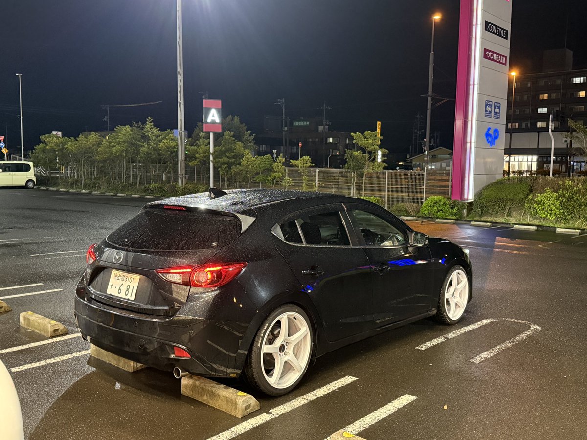 AxelaSport__'s tweet photo. 車高下げてまた白ホイ履かせた！クソかっけぇ

#アクセラスポーツ #ワークエモーションT5R https://t.co/69hq3eBMH4