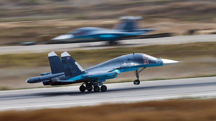 RusiaInforma's tweet photo. 🇷🇺💥🇺🇦Un caza ruso Su-34 con cuatro bombas FAB-500 destruyó un pelotón de las FAU en un búnker subterráneo en la región de #Sumy

Según el combatiente con el nombre de usuario "Fanático", también fue atacado un punto de despegue de los drones bombarderos "Baba Yagá". https://t.co/l0ePx3dFIE