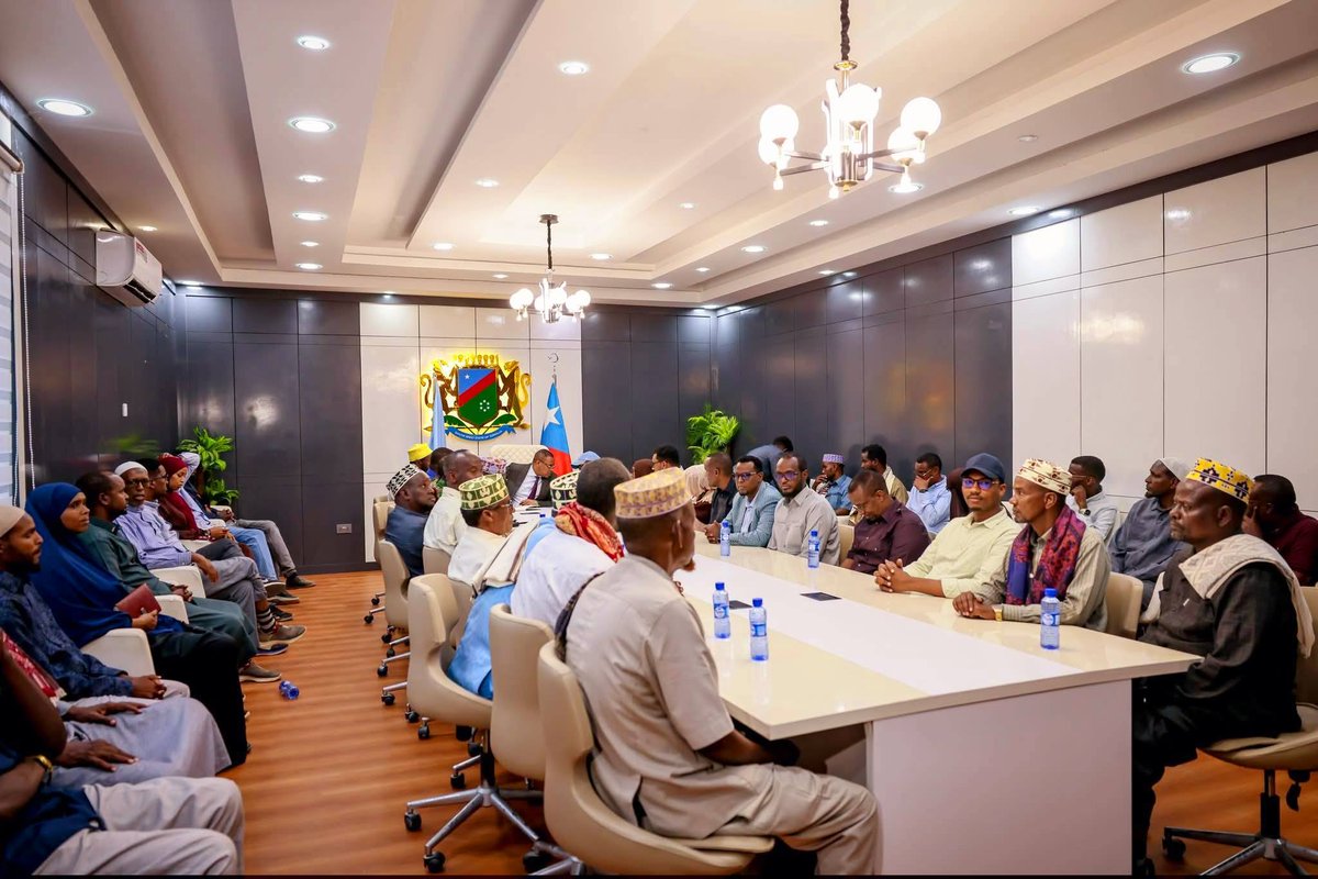 Bklnews1's tweet photo. The Interim President of the Southwest State, Mr. Jabriil Abdirashid Haji, held an important meeting today at Villa KGS with traditional elders, politicians, members of parliament, and intellectuals from the Hariin clan. https://t.co/xBfo8nZVuu