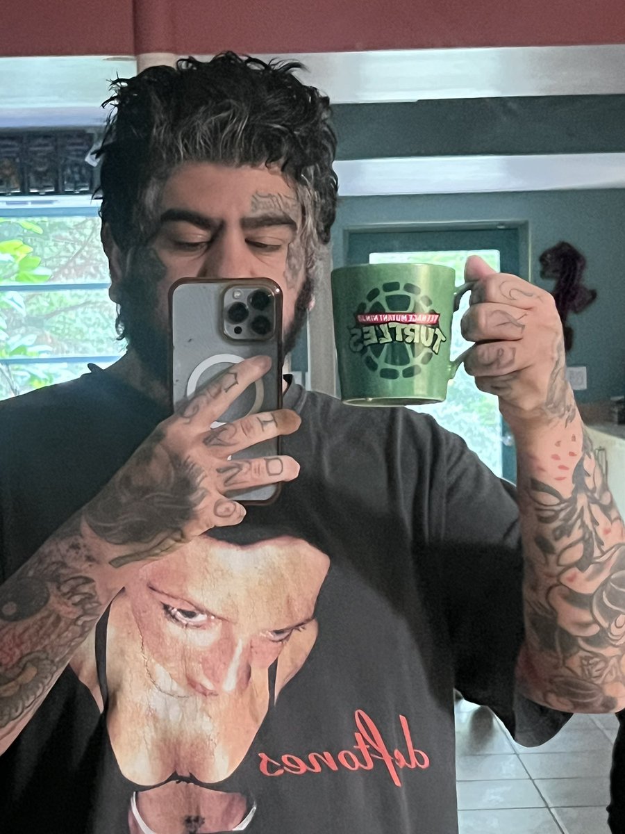 Straight edge Chino Moreno at hooters tweet media
