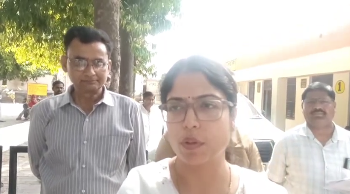 ExposeIndia24x7's tweet photo. शनिवार को मुख्य विकास अधिकारी सान्या छाबड़ा ने बिलग्राम ब्लॉक का औचक निरीक्षण किया। इस दौरान ब्लॉक परिसर में अव्यवस्थाओं और लापरवाही के कई मामले सामने आने पर उन्होंने संबंधित अधिकारियों और कर्मचारियों को जमकर फटकार लगाई।

#ExposeIndia #Hardoi #NewsUpdates #LatestNews https://t.co/QJEDkXvGf0