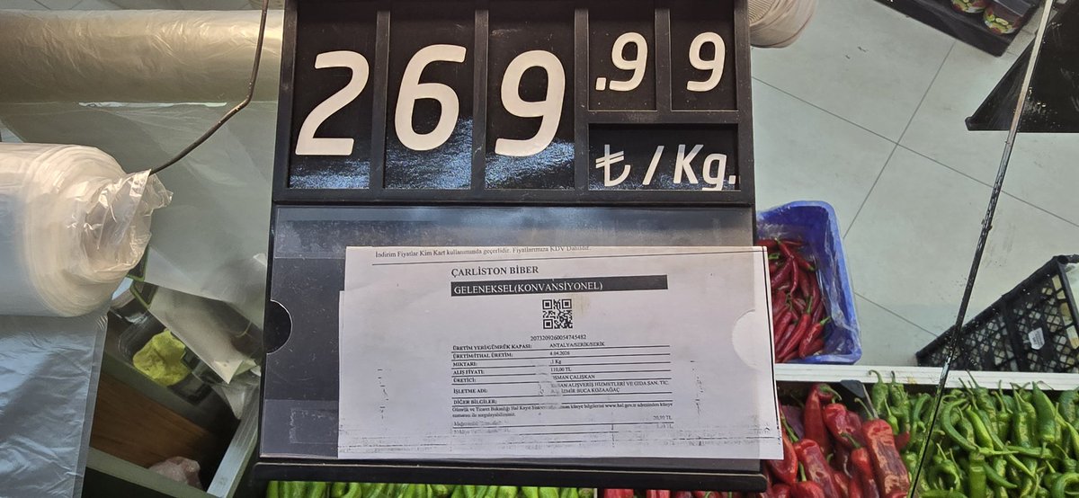 ycldgn35's tweet photo. @ticaret Bugün çektim bu resmi alış fiyatı 110 TL satış fiyatı 269.99 olacak iş mi bu? Kim market şubesi burası. Neden denetleme yapılmıyor merak ediyoruz. https://t.co/Nw8vNYmjcN