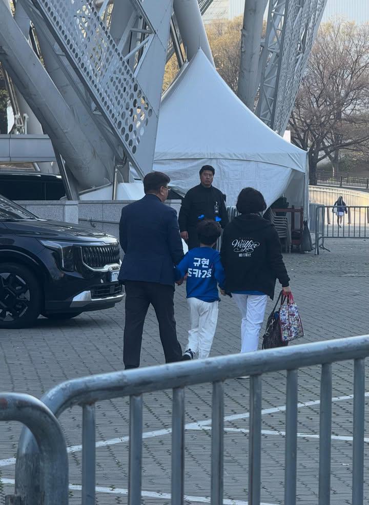 피라𝓕𝓲𝓻𝓪 ❄️ tweet media