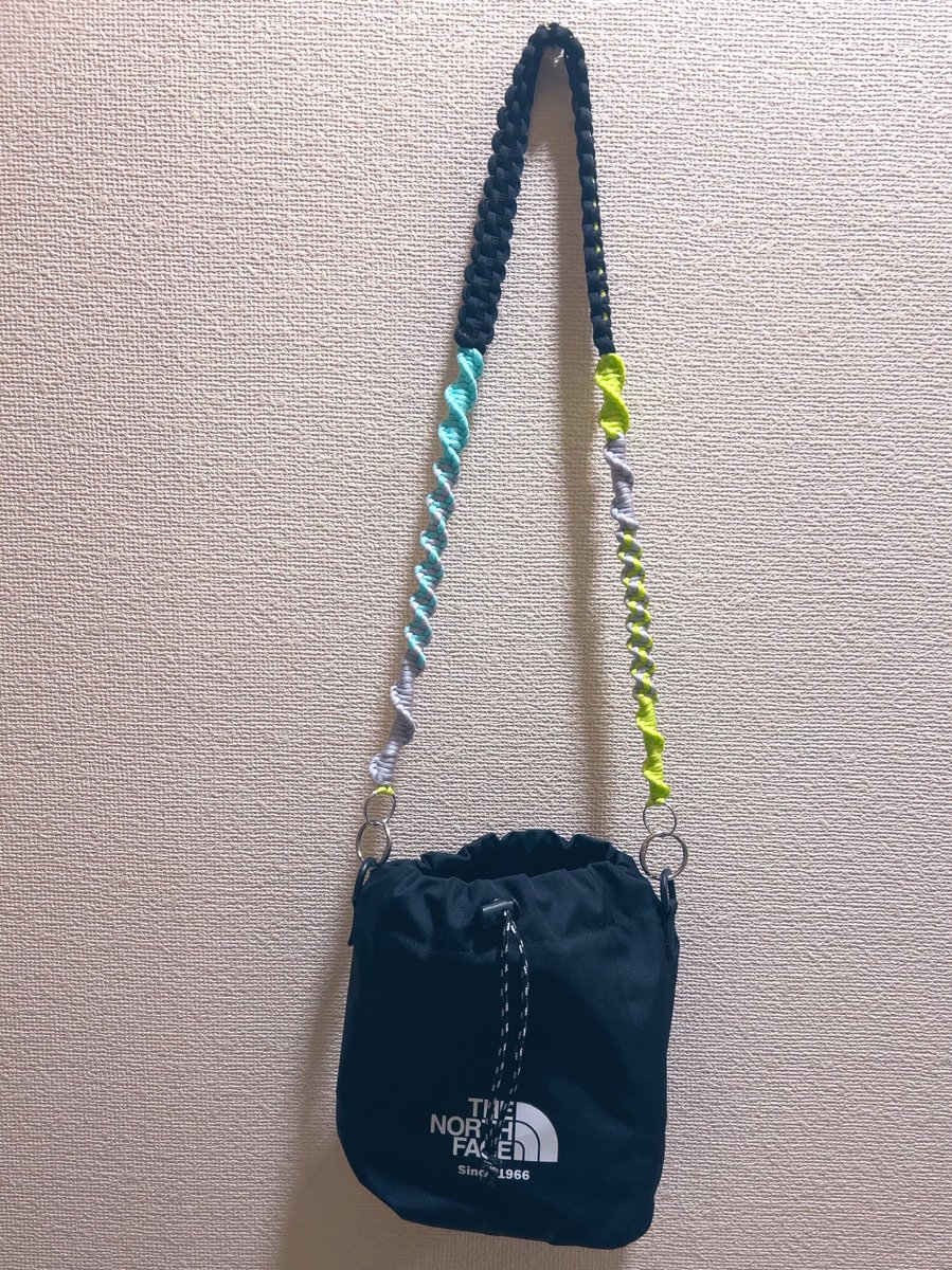 chouchouさんにオーダーして作ってもらったパラコードショルダー😍顔に近い部分は明るい色に😊日によってブルーにしたりイエローにしたり😊推しカラーでも作ってもらえるので推し活中の方にもおすすめ☺️　<a href="/chouchou_made_/">chouchou（シュシュ）/稚内市</a> <a href="/sucre2026/">sucre ハンドメイドとカフェのお店</a>