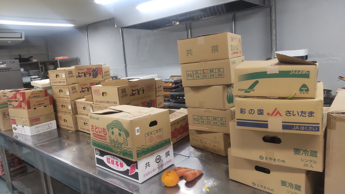 TokyoCFSpprtrs's tweet photo. 本日土曜日、豊洲市場からたくさんのレタス、シャインマスカット、いちごなど、大量の野菜果物を引き取らせていただきました。
久しぶりに作業部屋に山のようにダンボールが積まれ、仕分けして土曜日に食料を運ぶ各教会での傷みがある部分を取り除いて利用者さんにお渡しできるように整えました。 https://t.co/bga5PnYIWt