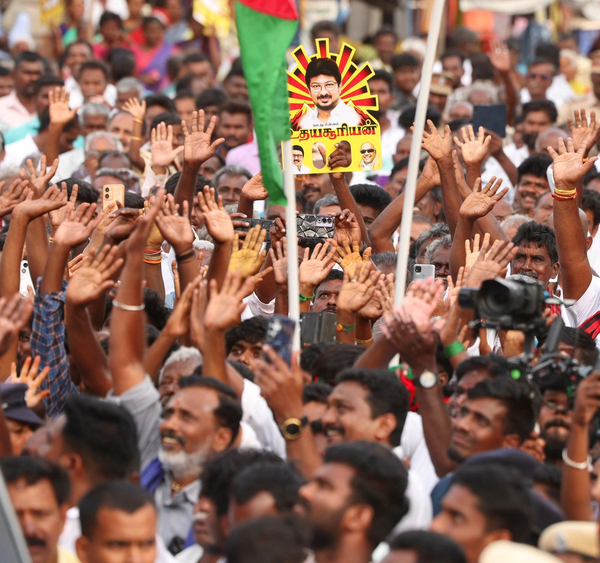 Udhaystalin's tweet photo. தமிழர்களைப் பிளவுபடுத்த நினைக்கும் மதவாத சக்திகளுக்கு எதிராக கழகத் தலைவர் மாண்புமிகு முதலமைச்சர் @mkstalin அவர்கள் தலைமையில் ஓரணியில் திரண்டு நிற்கிறது மதநல்லிணக்க  மண்ணான தமிழ்நாடு. 

இந்த நிலை தொடர மதசார்பற்ற முற்போக்கு கூட்டணி தமிழ்நாடெங்கும் வெற்றி பெற வேண்டுமென, முதுகளத்தூர் சட்டமன்றத் தொகுதியின் வெற்றி வேட்பாளர் அண்ணன் @RRajakannappan அவர்களை ஆதரித்து வாக்காளர்களிடம் பிரச்சாரம் மேற்கொண்டோம். 

மே 4 அன்று முதுகளத்தூரில் மீண்டும் உதயசூரியன் வென்று #திராவிடமாடல் 2.0 ஆட்சி அமைய அயராது உழைப்போம்! 

@kvmuthuramaling 
#ஸ்டாலின்_தொடரட்டும் #தமிழ்நாடு_வெல்லட்டும்  #DMK4TN  #VoteForDMK