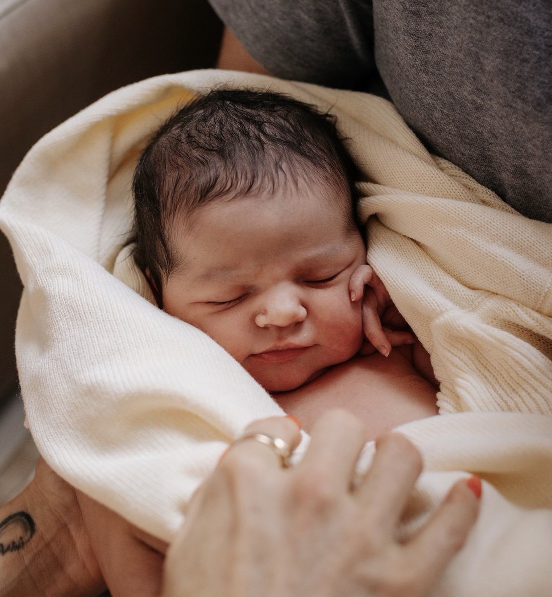 funbabe_my_baby's tweet photo. as duas de amarelo na maternidade 😭💛 sou tão apaixonada por uma família!!!! https://t.co/fs92f7jwtW