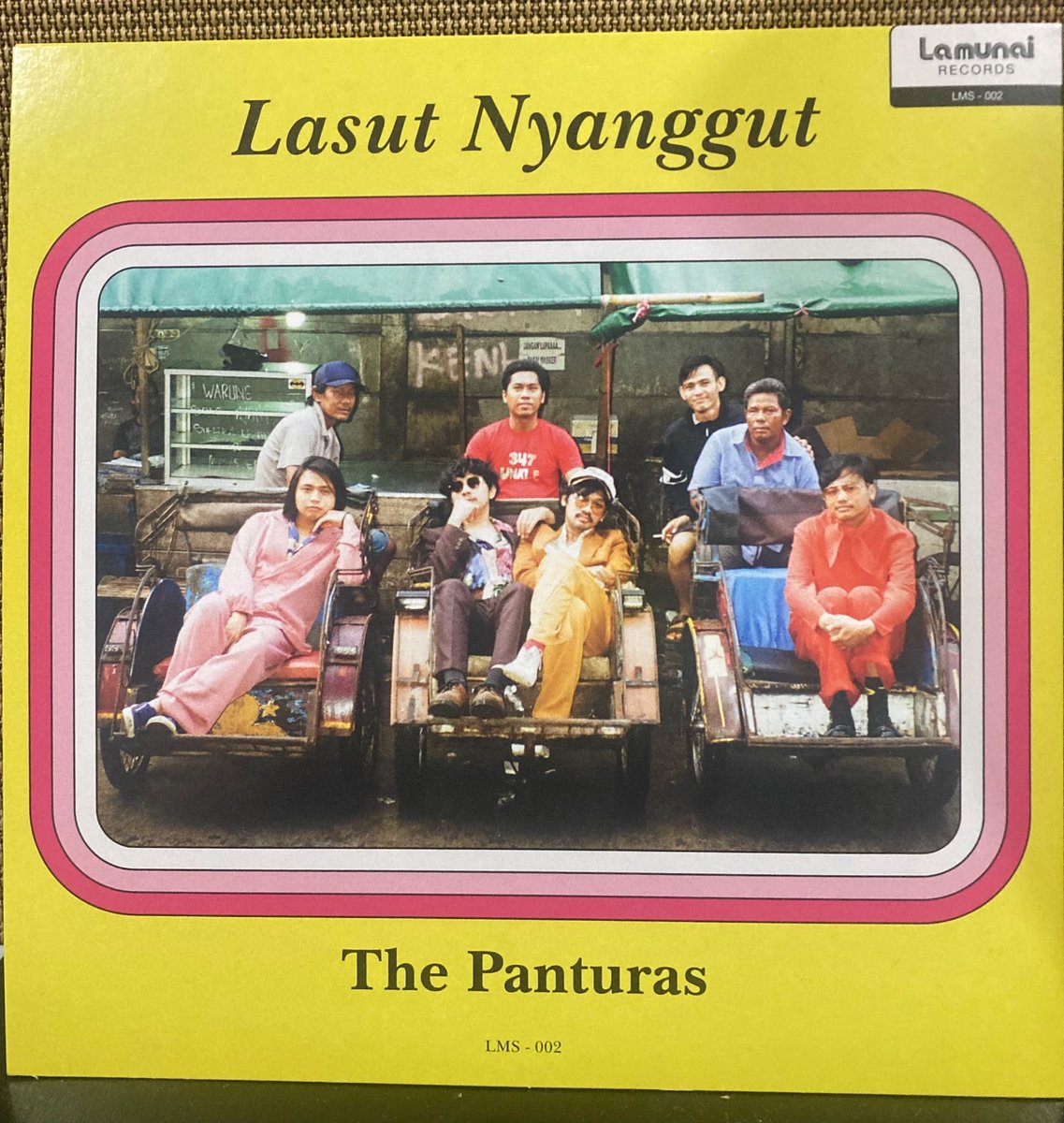 mimimikio's tweet photo. 今夜のインドネシア。
Lamunai から出たThe PanturasとSundanceのカップリング7インチ。
The Panturasは今インドネシアで最も冴えてるWSATCCのRicky Virganaプロデュースのハードコア・サーフ・ロック。 https://t.co/iYNEAlZzIs