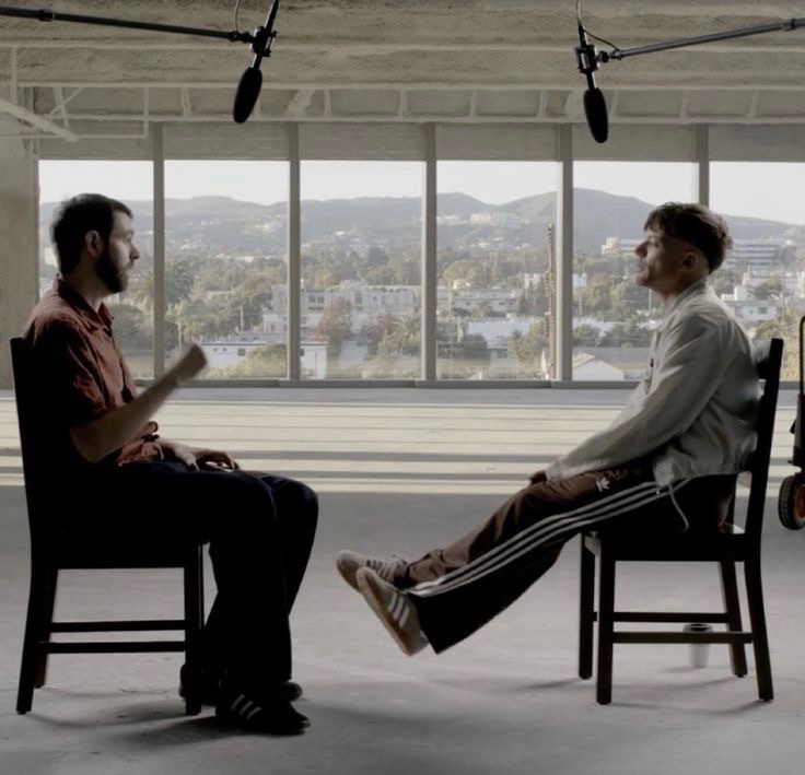 z𖦹 3 shane hollanders in a trench coat tweet media